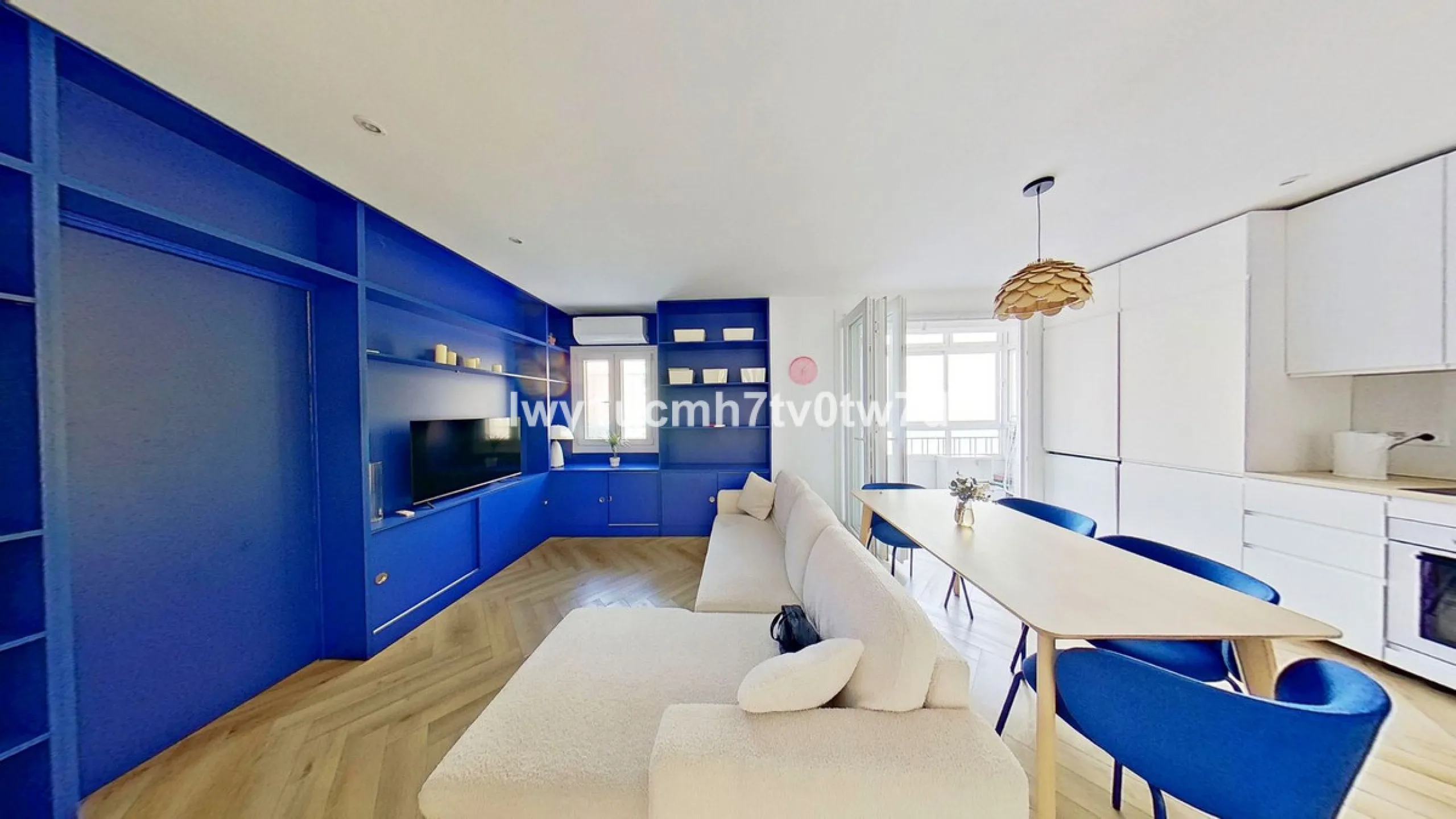 We are pleased to present this EXCLUSIVE 72 m² flat, renovated for maximum comfort in one of the most sought-after areas of Malaga, where there are 300 days of sunshine a year and a mild climate all year round. Discover your new home in the heart of Malag