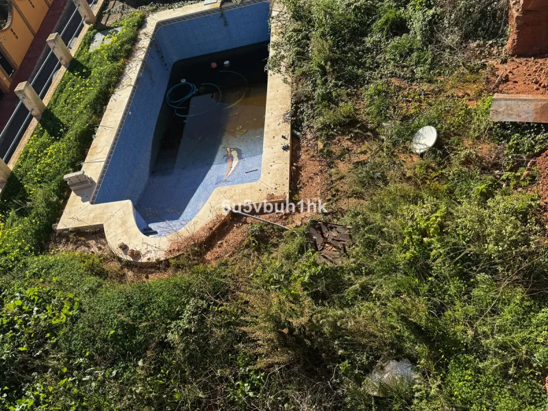 Welcome to this charming villa nestled in the prestigious neighborhood of El Candado, Malaga, where serenity meets elegance. This splendid property presents the perfect canvas for creating your dream home, offering a unique blend of privacy, breathtaking 