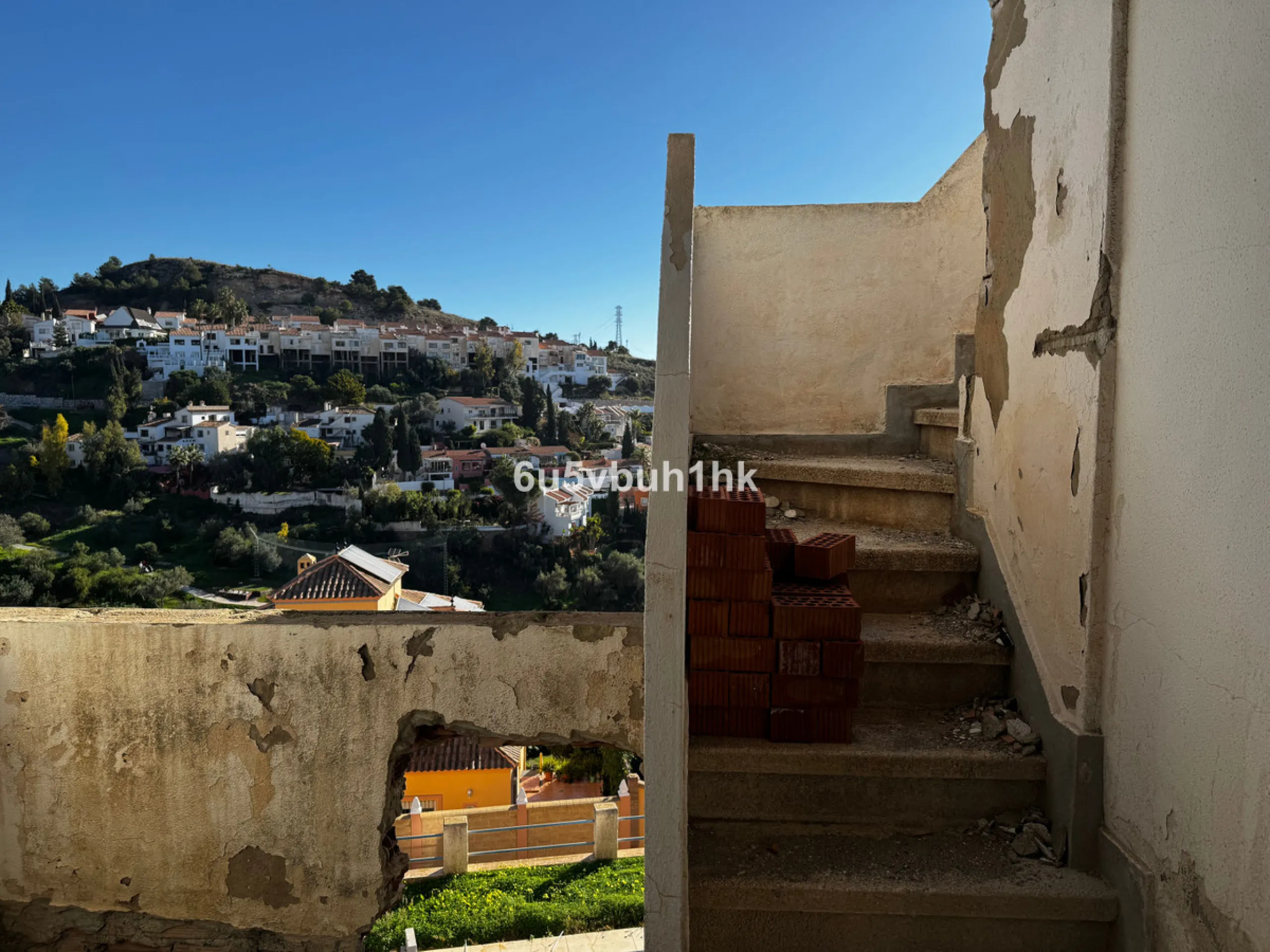 Welcome to this charming villa nestled in the prestigious neighborhood of El Candado, Malaga, where serenity meets elegance. This splendid property presents the perfect canvas for creating your dream home, offering a unique blend of privacy, breathtaking 