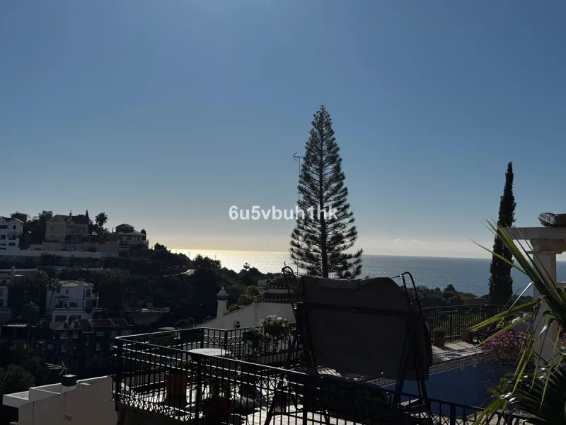 Welcome to this charming villa nestled in the prestigious neighborhood of El Candado, Malaga, where serenity meets elegance. This splendid property presents the perfect canvas for creating your dream home, offering a unique blend of privacy, breathtaking 
