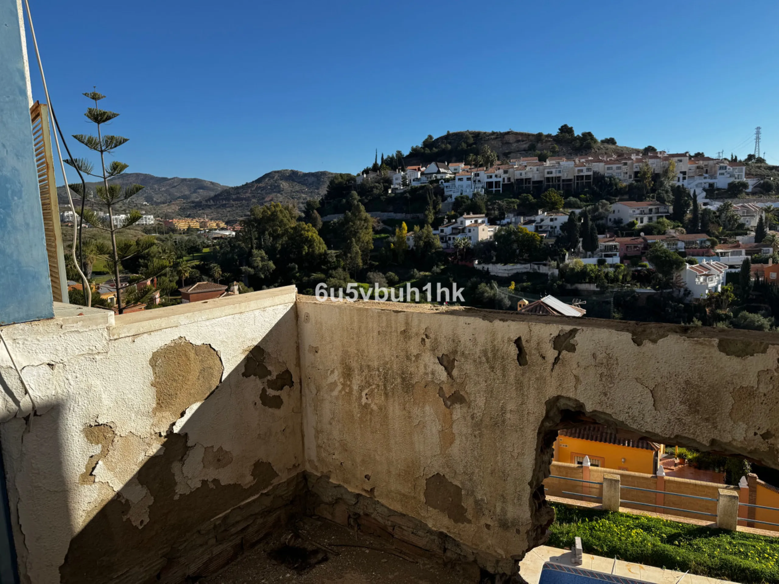 Welcome to this charming villa nestled in the prestigious neighborhood of El Candado, Malaga, where serenity meets elegance. This splendid property presents the perfect canvas for creating your dream home, offering a unique blend of privacy, breathtaking 