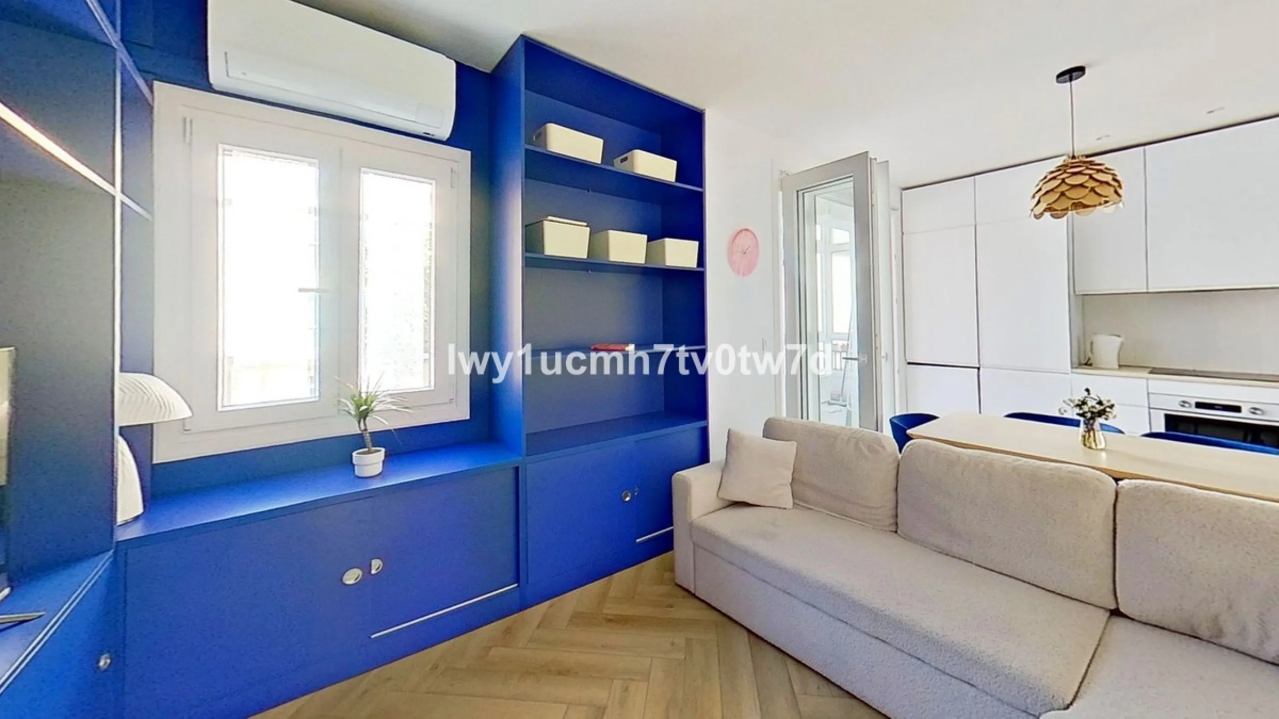 We are pleased to present this EXCLUSIVE 72 m² flat, renovated for maximum comfort in one of the most sought-after areas of Malaga, where there are 300 days of sunshine a year and a mild climate all year round. Discover your new home in the heart of Malag