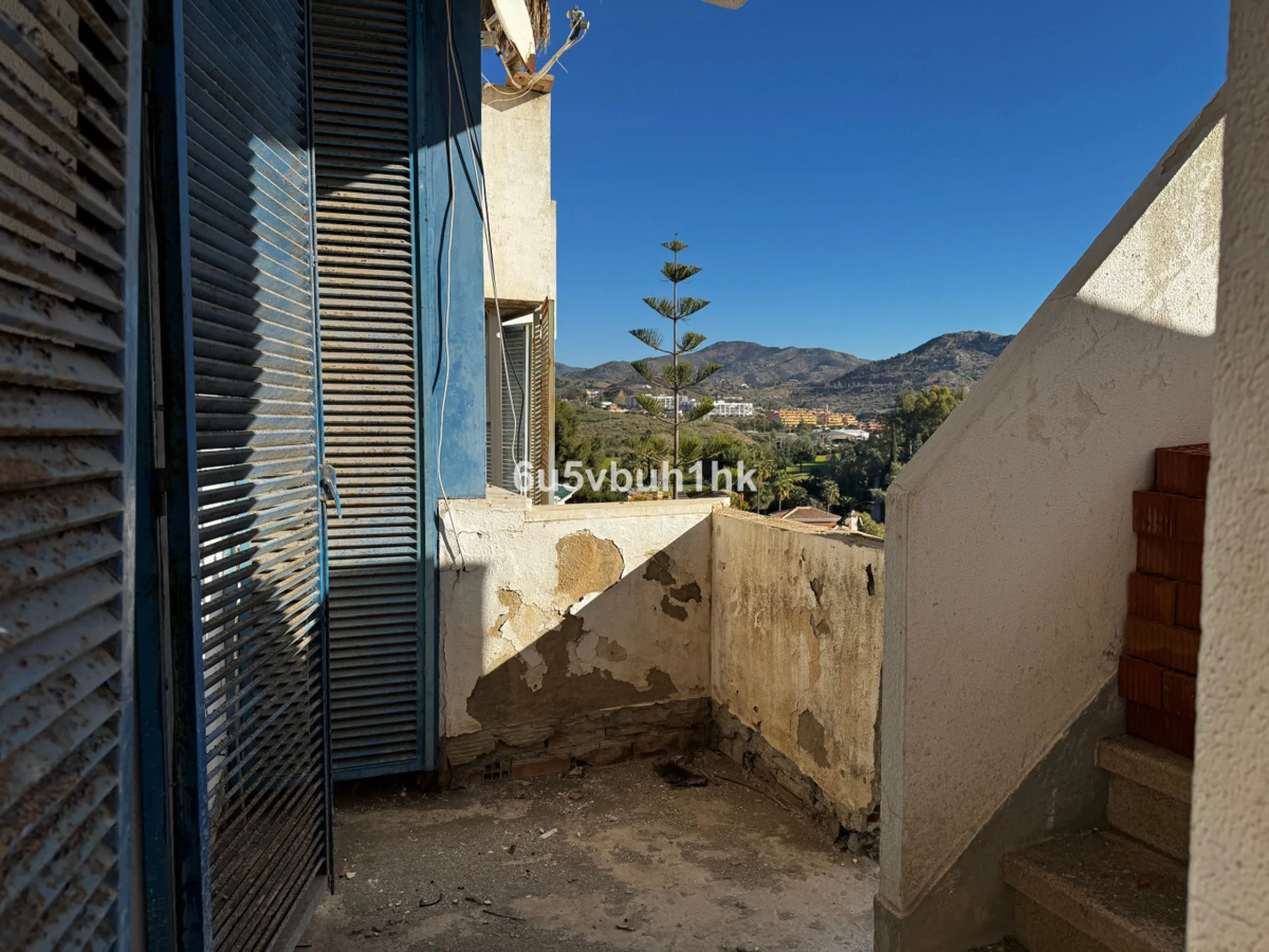 Welcome to this charming villa nestled in the prestigious neighborhood of El Candado, Malaga, where serenity meets elegance. This splendid property presents the perfect canvas for creating your dream home, offering a unique blend of privacy, breathtaking 