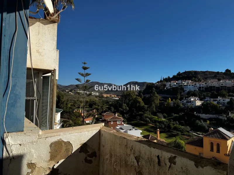 Welcome to this charming villa nestled in the prestigious neighborhood of El Candado, Malaga, where serenity meets elegance. This splendid property presents the perfect canvas for creating your dream home, offering a unique blend of privacy, breathtaking 