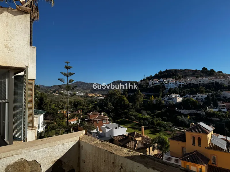 Welcome to this charming villa nestled in the prestigious neighborhood of El Candado, Malaga, where serenity meets elegance. This splendid property presents the perfect canvas for creating your dream home, offering a unique blend of privacy, breathtaking 