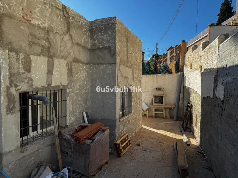 Welcome to this charming villa nestled in the prestigious neighborhood of El Candado, Malaga, where serenity meets elegance. This splendid property presents the perfect canvas for creating your dream home, offering a unique blend of privacy, breathtaking 