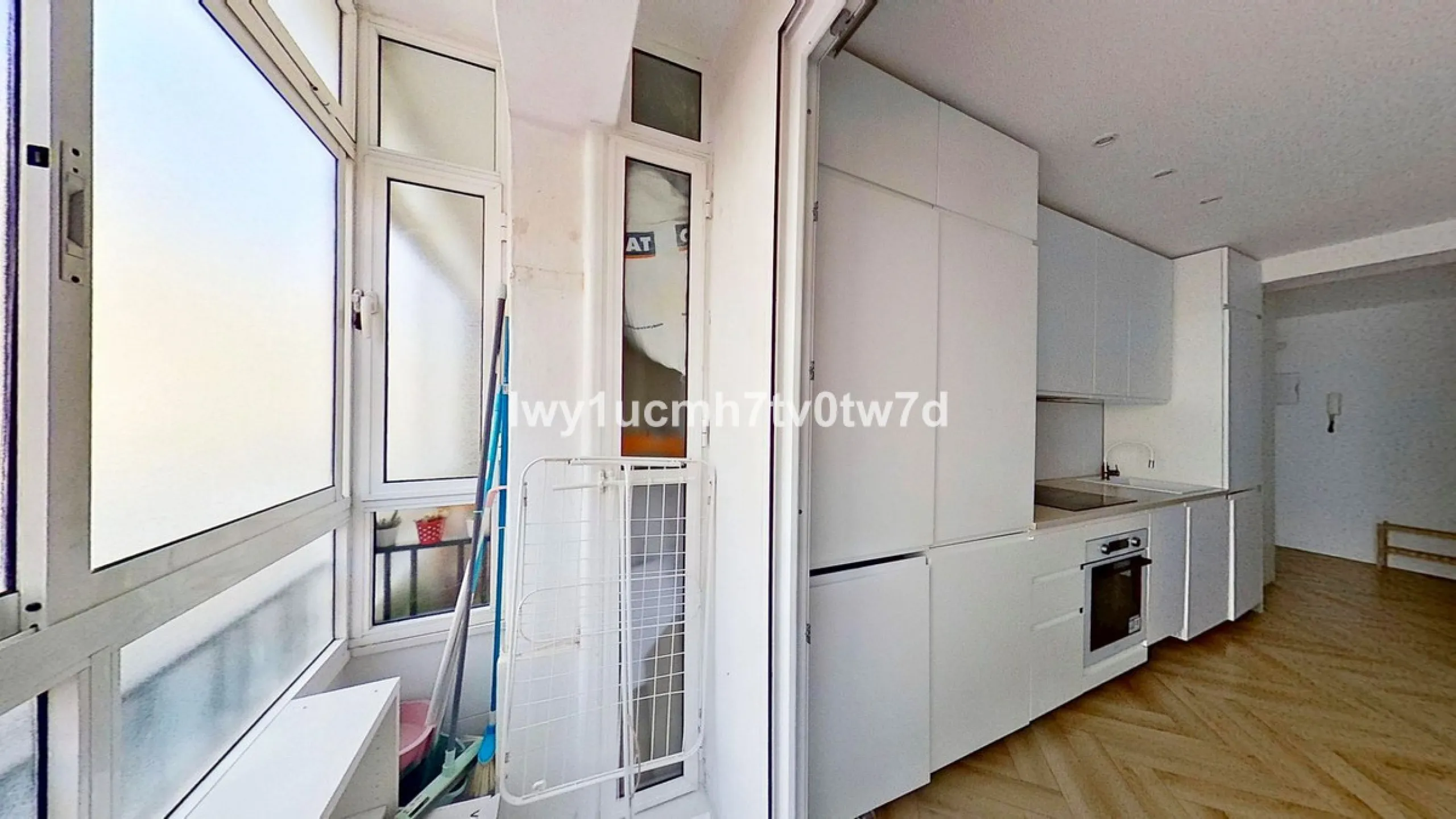 We are pleased to present this EXCLUSIVE 72 m² flat, renovated for maximum comfort in one of the most sought-after areas of Malaga, where there are 300 days of sunshine a year and a mild climate all year round. Discover your new home in the heart of Malag