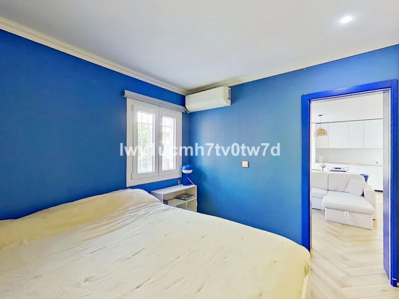 We are pleased to present this EXCLUSIVE 72 m² flat, renovated for maximum comfort in one of the most sought-after areas of Malaga, where there are 300 days of sunshine a year and a mild climate all year round. Discover your new home in the heart of Malag