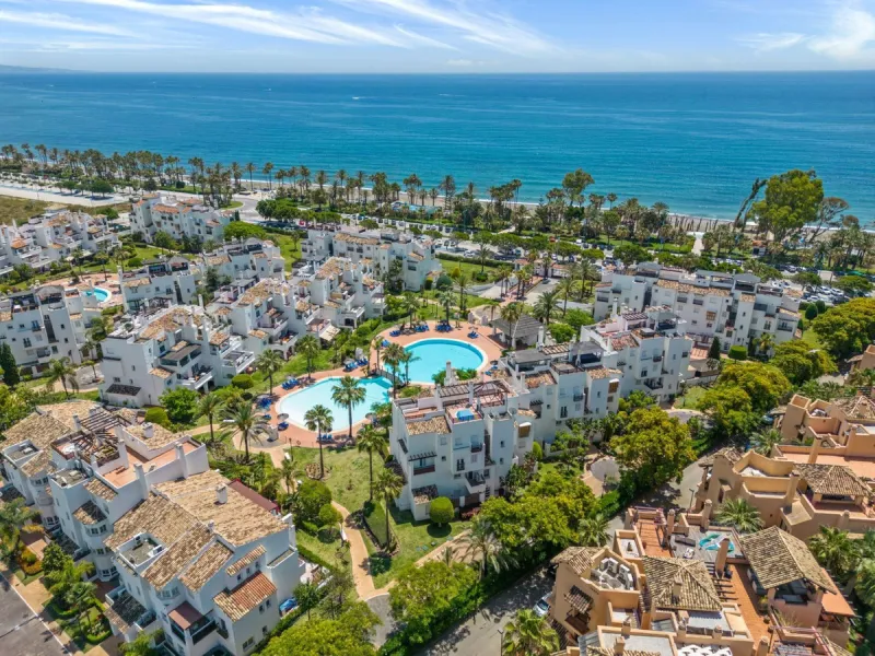 Discover luxury and comfort in this exclusive ground floor apartment in the prestigious urbanization of Las Adelfas!.