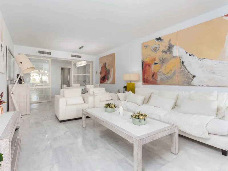 Discover luxury and comfort in this exclusive ground floor apartment in the prestigious urbanization of Las Adelfas!.