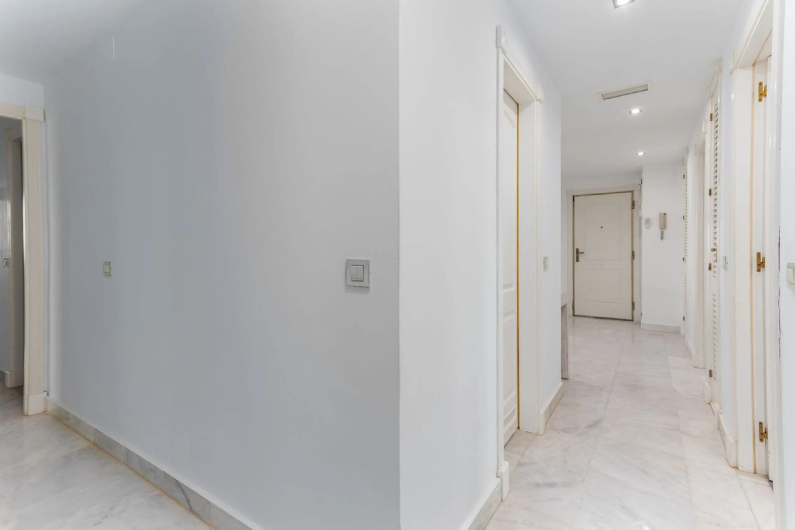 Discover luxury and comfort in this exclusive ground floor apartment in the prestigious urbanization of Las Adelfas!.
