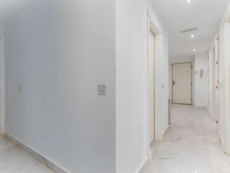 Discover luxury and comfort in this exclusive ground floor apartment in the prestigious urbanization of Las Adelfas!.