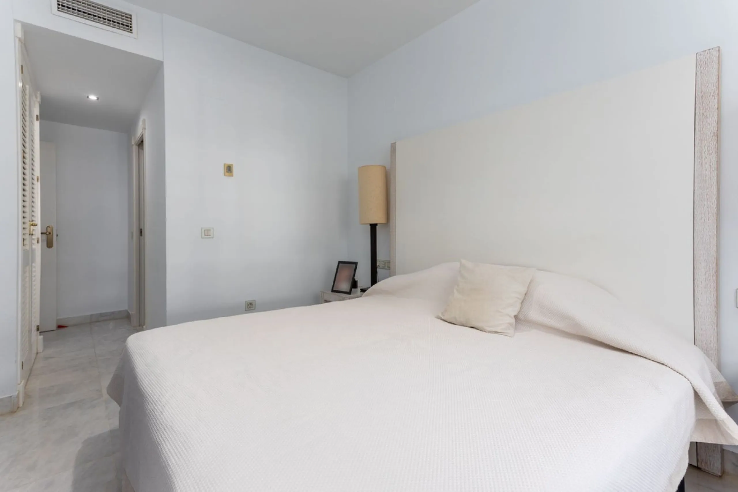 Discover luxury and comfort in this exclusive ground floor apartment in the prestigious urbanization of Las Adelfas!.