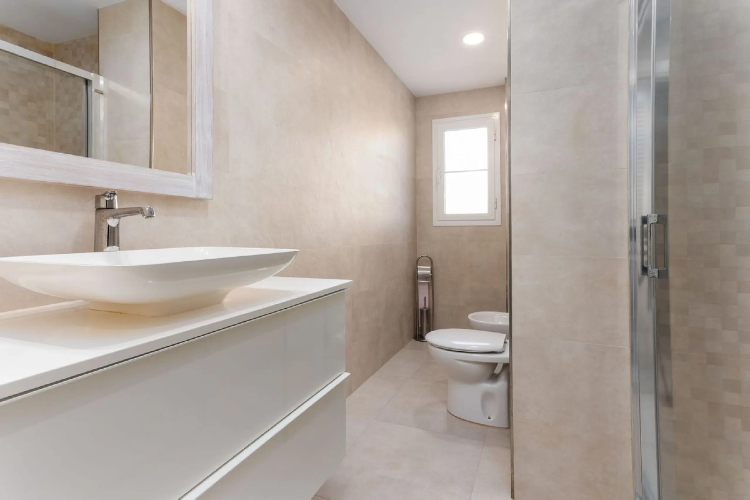Discover luxury and comfort in this exclusive ground floor apartment in the prestigious urbanization of Las Adelfas!.