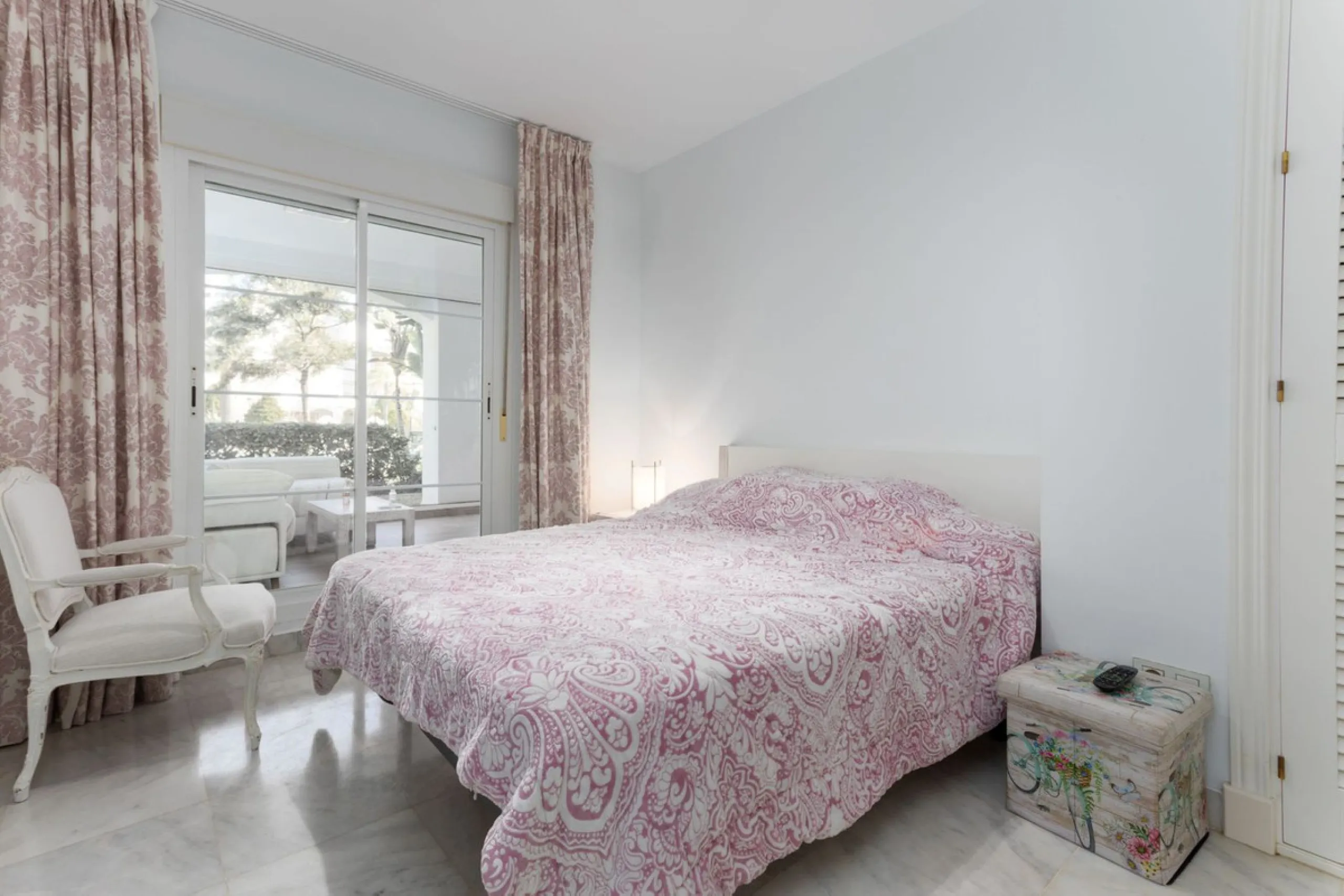 Discover luxury and comfort in this exclusive ground floor apartment in the prestigious urbanization of Las Adelfas!.