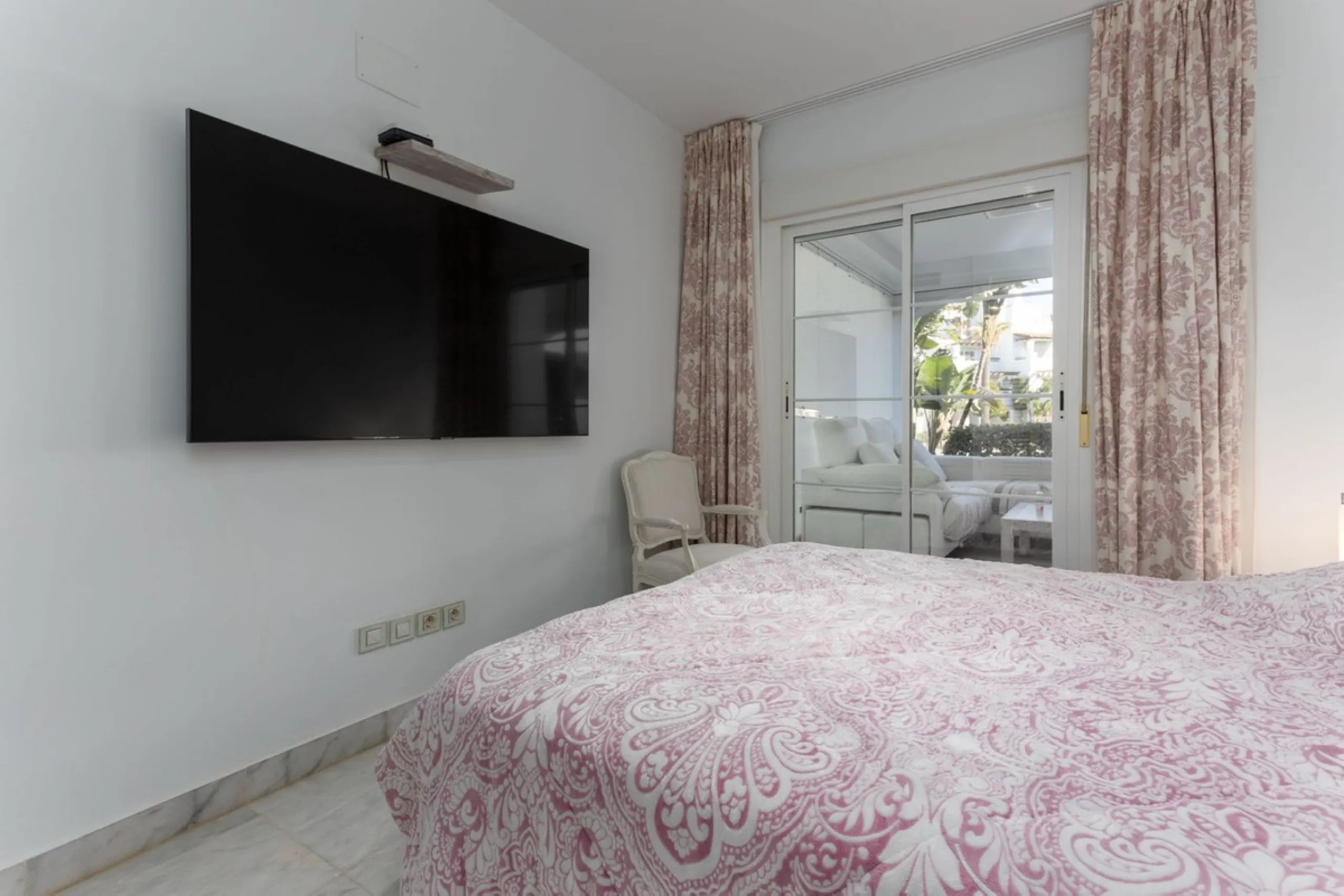 Discover luxury and comfort in this exclusive ground floor apartment in the prestigious urbanization of Las Adelfas!.