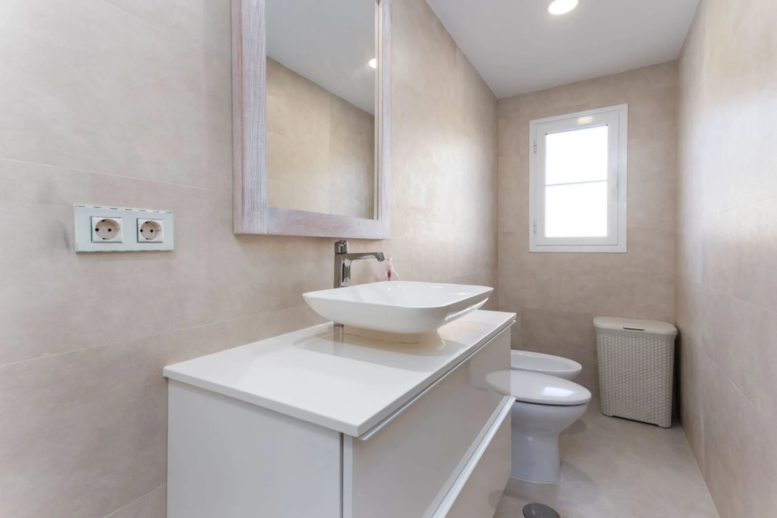 Discover luxury and comfort in this exclusive ground floor apartment in the prestigious urbanization of Las Adelfas!.