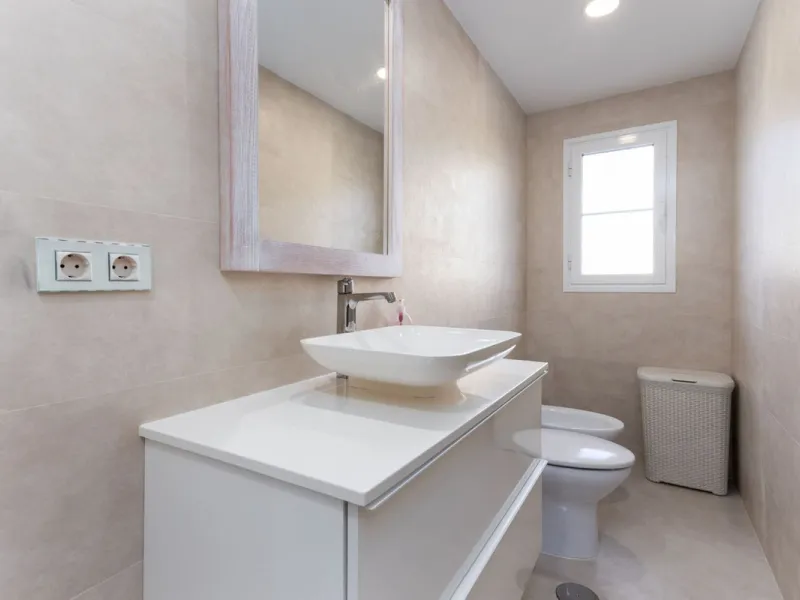 Discover luxury and comfort in this exclusive ground floor apartment in the prestigious urbanization of Las Adelfas!.