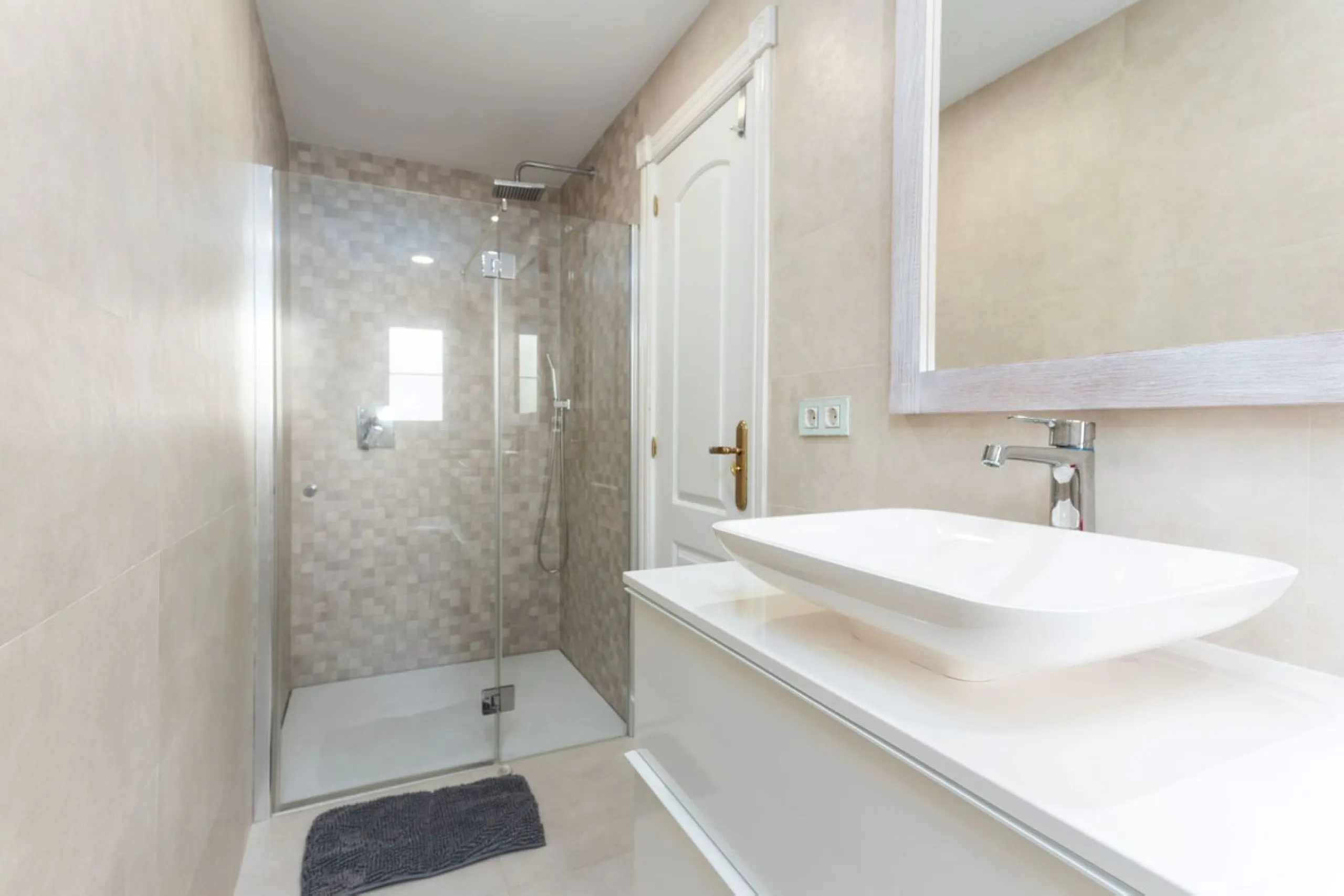 Discover luxury and comfort in this exclusive ground floor apartment in the prestigious urbanization of Las Adelfas!.
