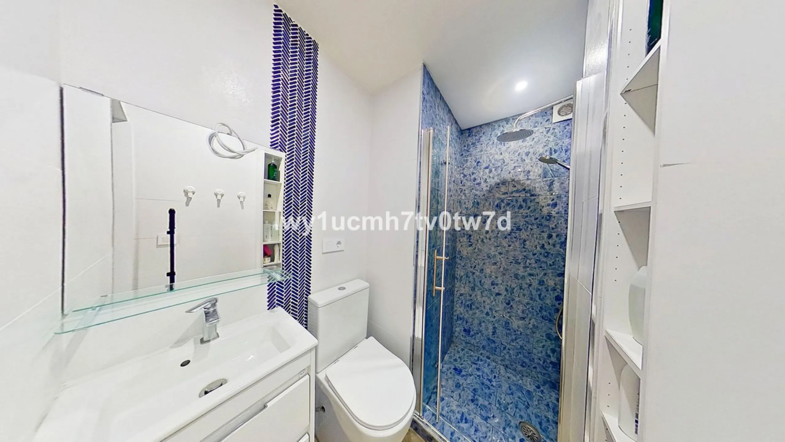 We are pleased to present this EXCLUSIVE 72 m² flat, renovated for maximum comfort in one of the most sought-after areas of Malaga, where there are 300 days of sunshine a year and a mild climate all year round. Discover your new home in the heart of Malag