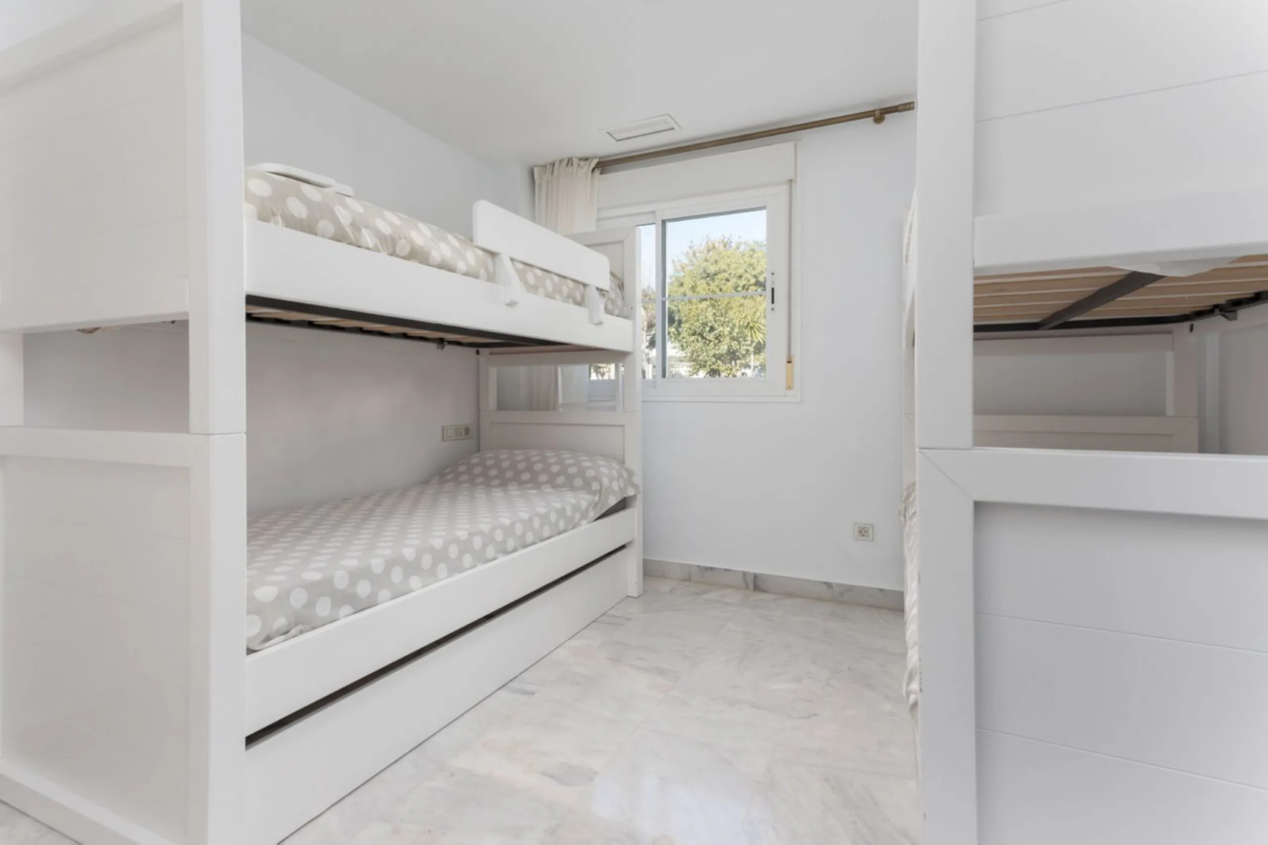 Discover luxury and comfort in this exclusive ground floor apartment in the prestigious urbanization of Las Adelfas!.