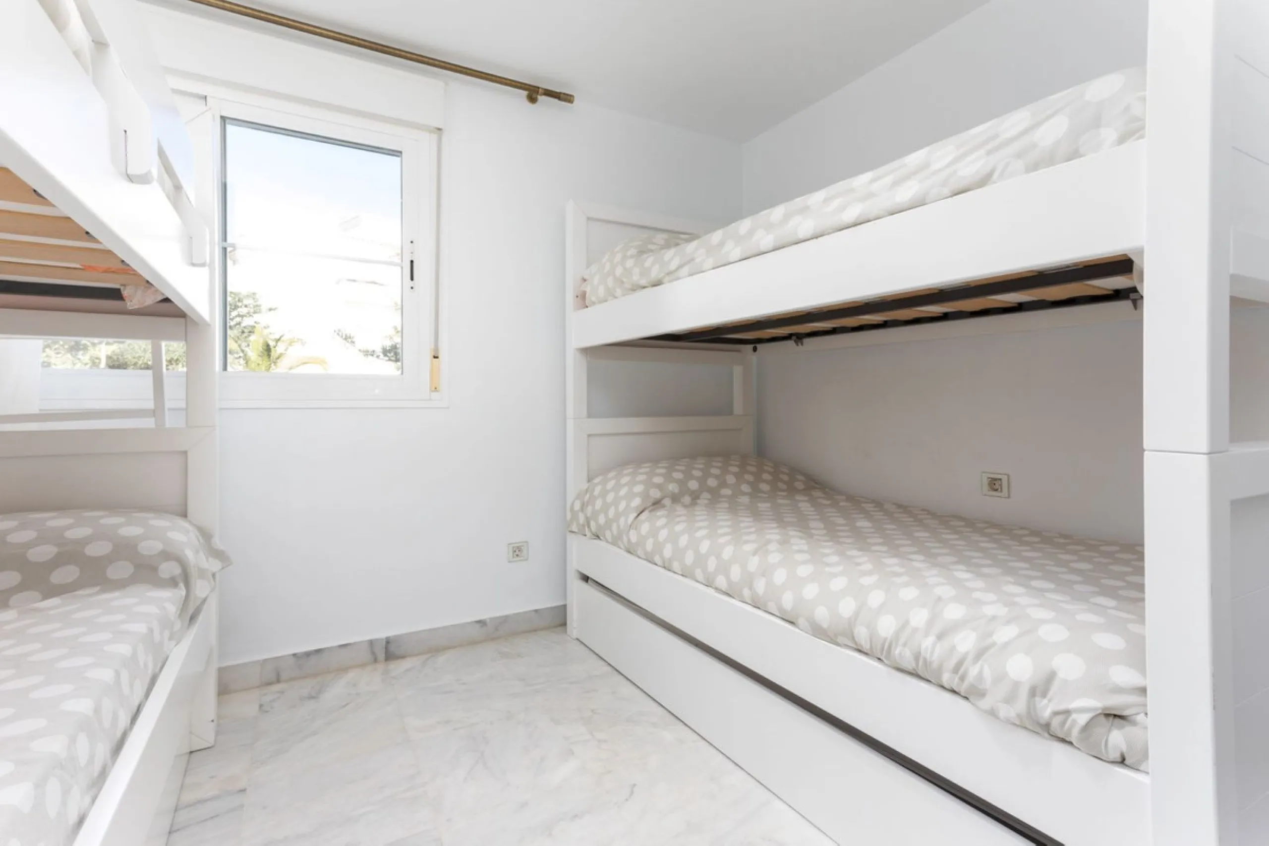 Discover luxury and comfort in this exclusive ground floor apartment in the prestigious urbanization of Las Adelfas!.
