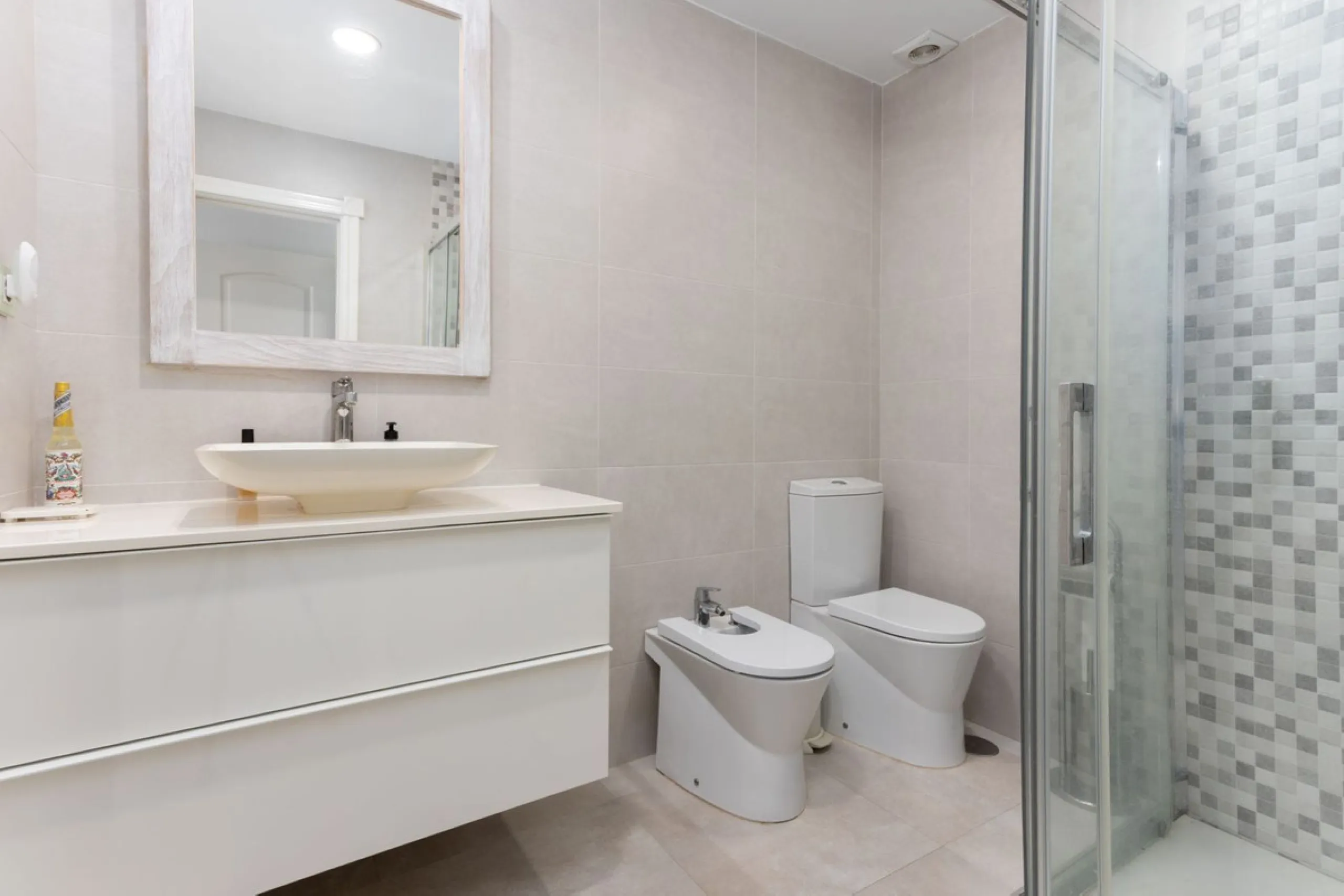 Discover luxury and comfort in this exclusive ground floor apartment in the prestigious urbanization of Las Adelfas!.