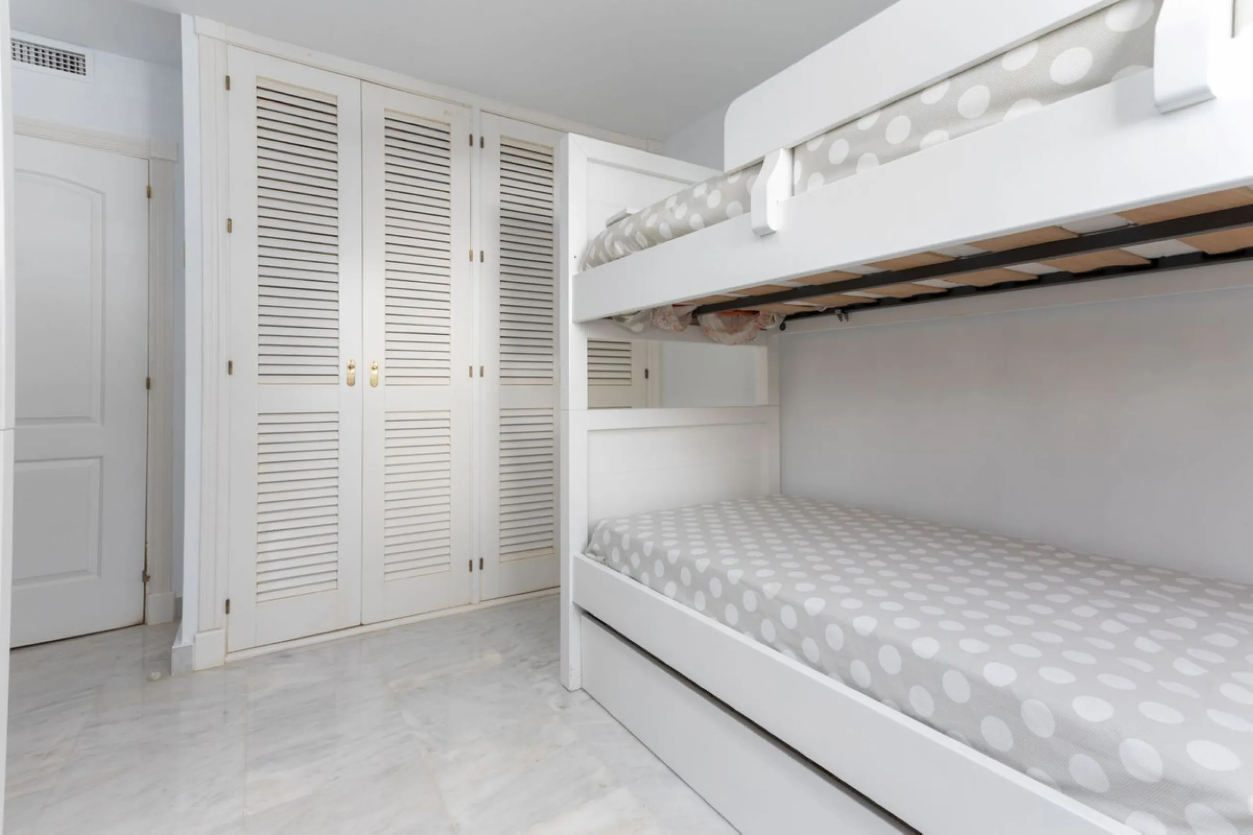 Discover luxury and comfort in this exclusive ground floor apartment in the prestigious urbanization of Las Adelfas!.