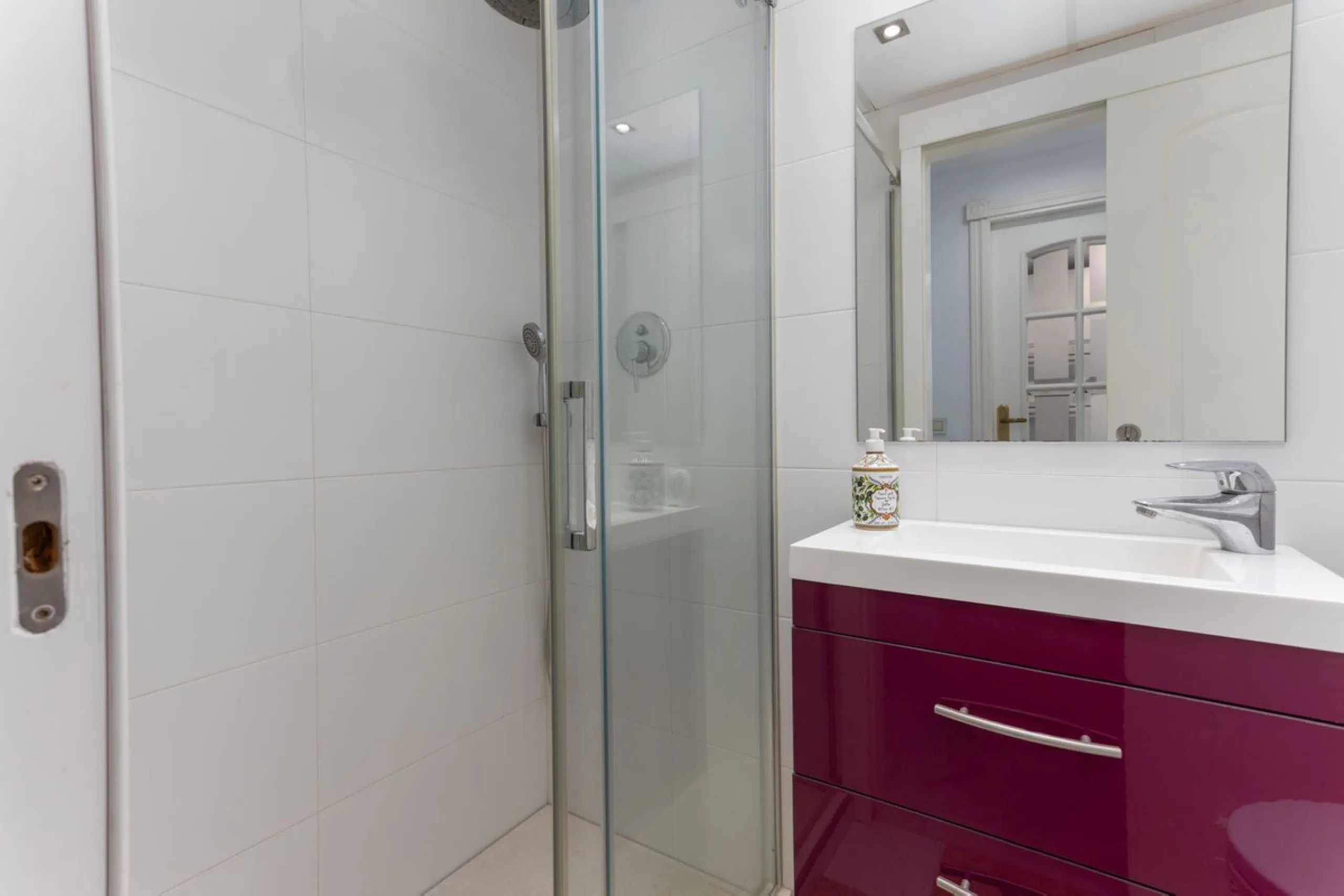 Discover luxury and comfort in this exclusive ground floor apartment in the prestigious urbanization of Las Adelfas!.