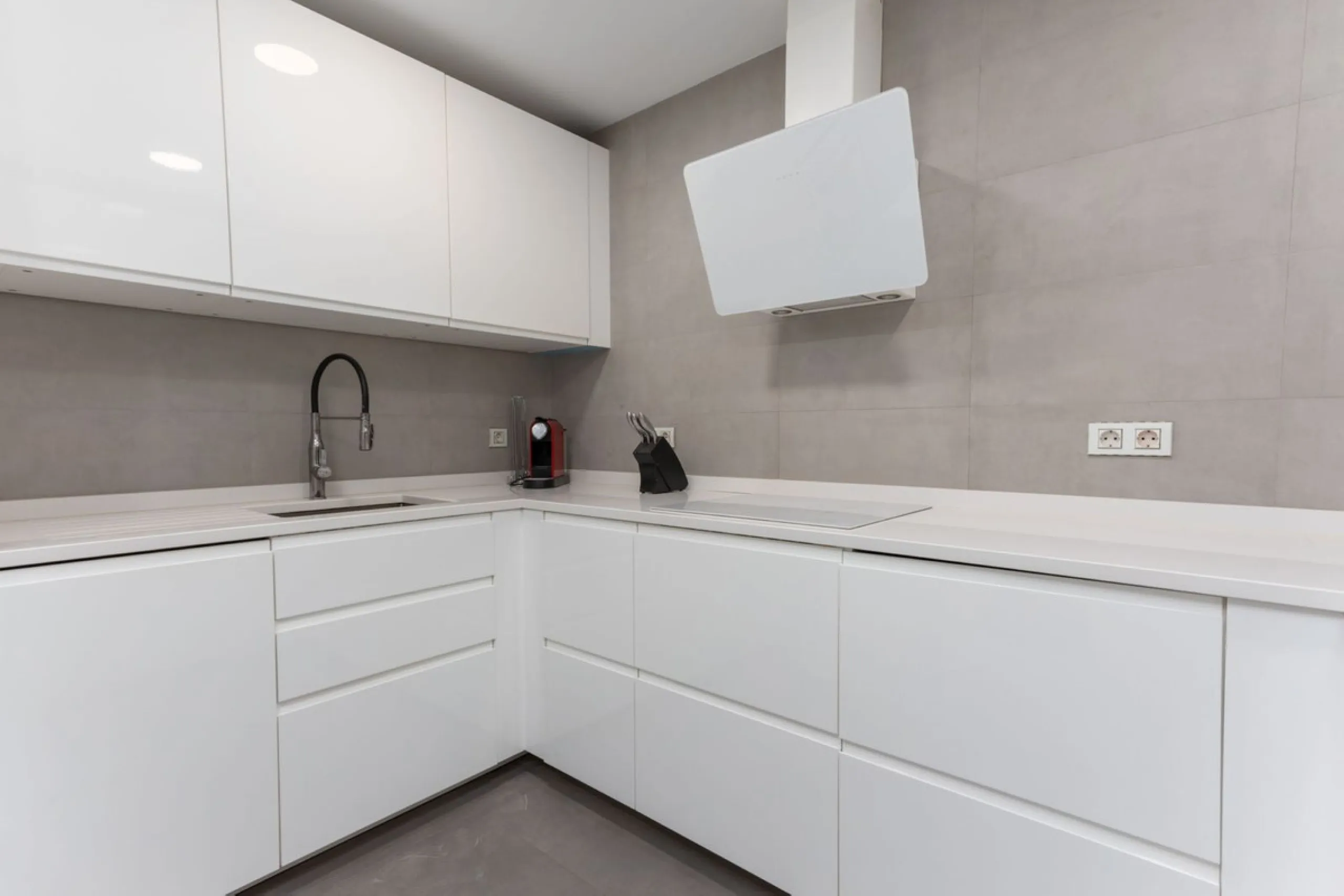 Discover luxury and comfort in this exclusive ground floor apartment in the prestigious urbanization of Las Adelfas!.
