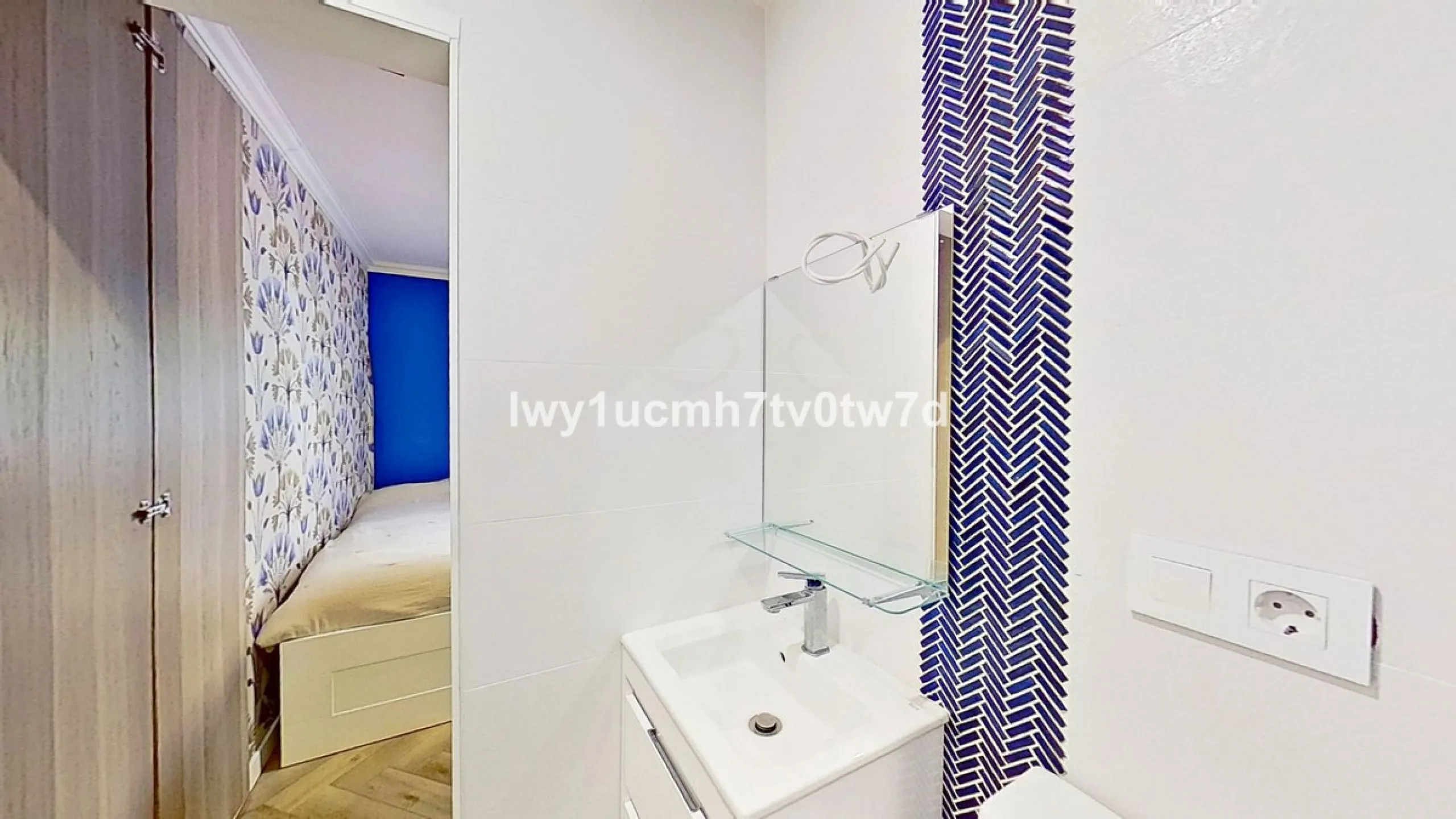 We are pleased to present this EXCLUSIVE 72 m² flat, renovated for maximum comfort in one of the most sought-after areas of Malaga, where there are 300 days of sunshine a year and a mild climate all year round. Discover your new home in the heart of Malag