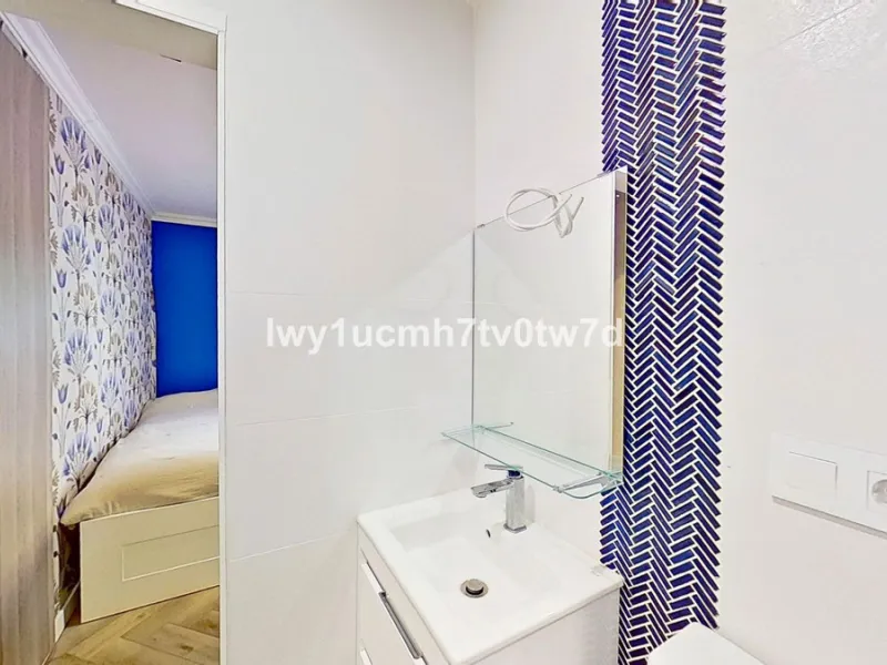 We are pleased to present this EXCLUSIVE 72 m² flat, renovated for maximum comfort in one of the most sought-after areas of Malaga, where there are 300 days of sunshine a year and a mild climate all year round. Discover your new home in the heart of Malag