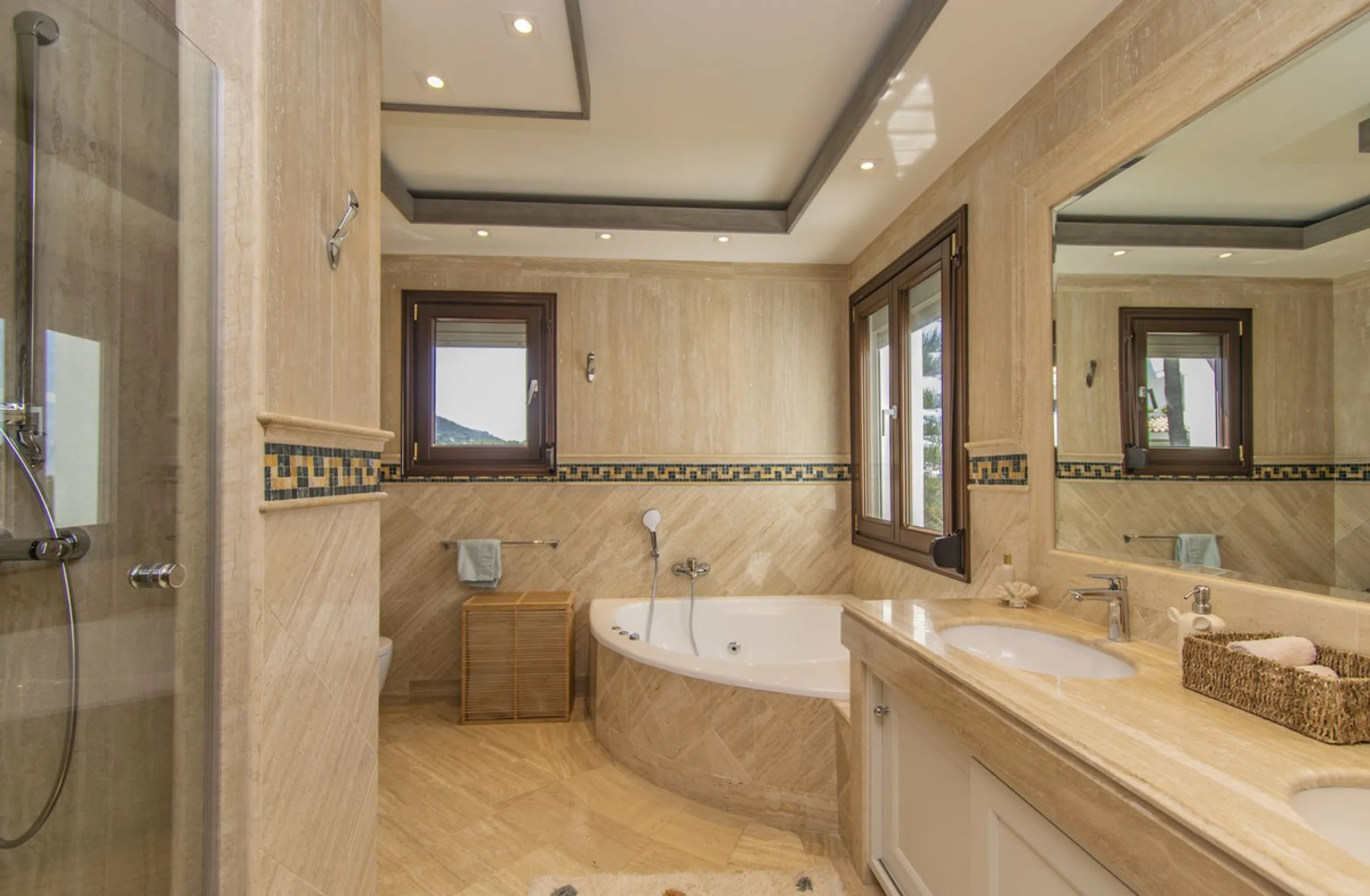 GREAT LUXURY PROPERTY IN MARBELLA WITH SEA VIEWS
