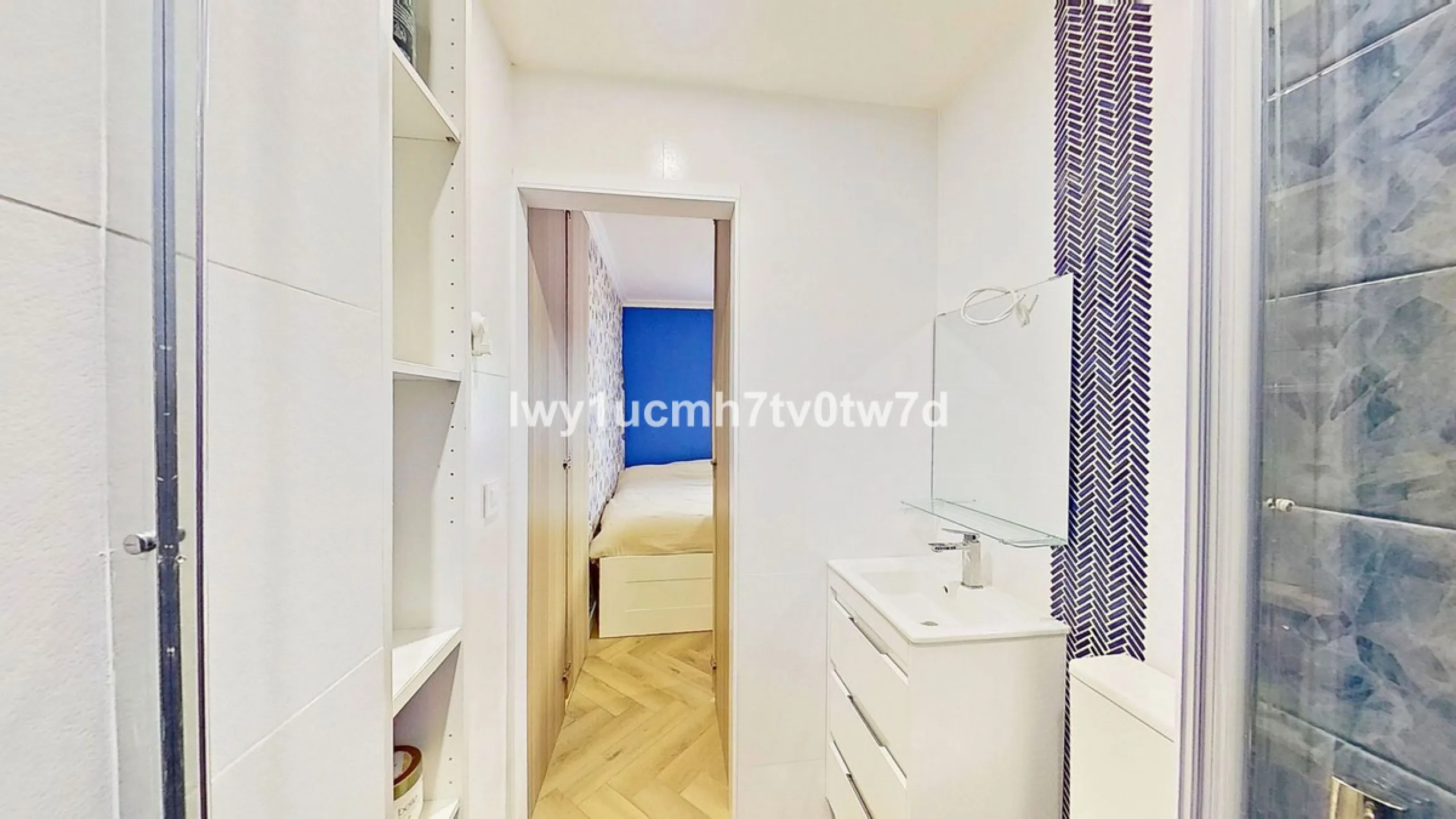 We are pleased to present this EXCLUSIVE 72 m² flat, renovated for maximum comfort in one of the most sought-after areas of Malaga, where there are 300 days of sunshine a year and a mild climate all year round. Discover your new home in the heart of Malag