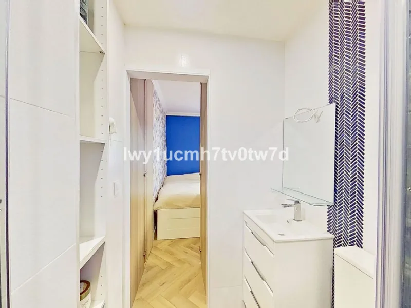 We are pleased to present this EXCLUSIVE 72 m² flat, renovated for maximum comfort in one of the most sought-after areas of Malaga, where there are 300 days of sunshine a year and a mild climate all year round. Discover your new home in the heart of Malag