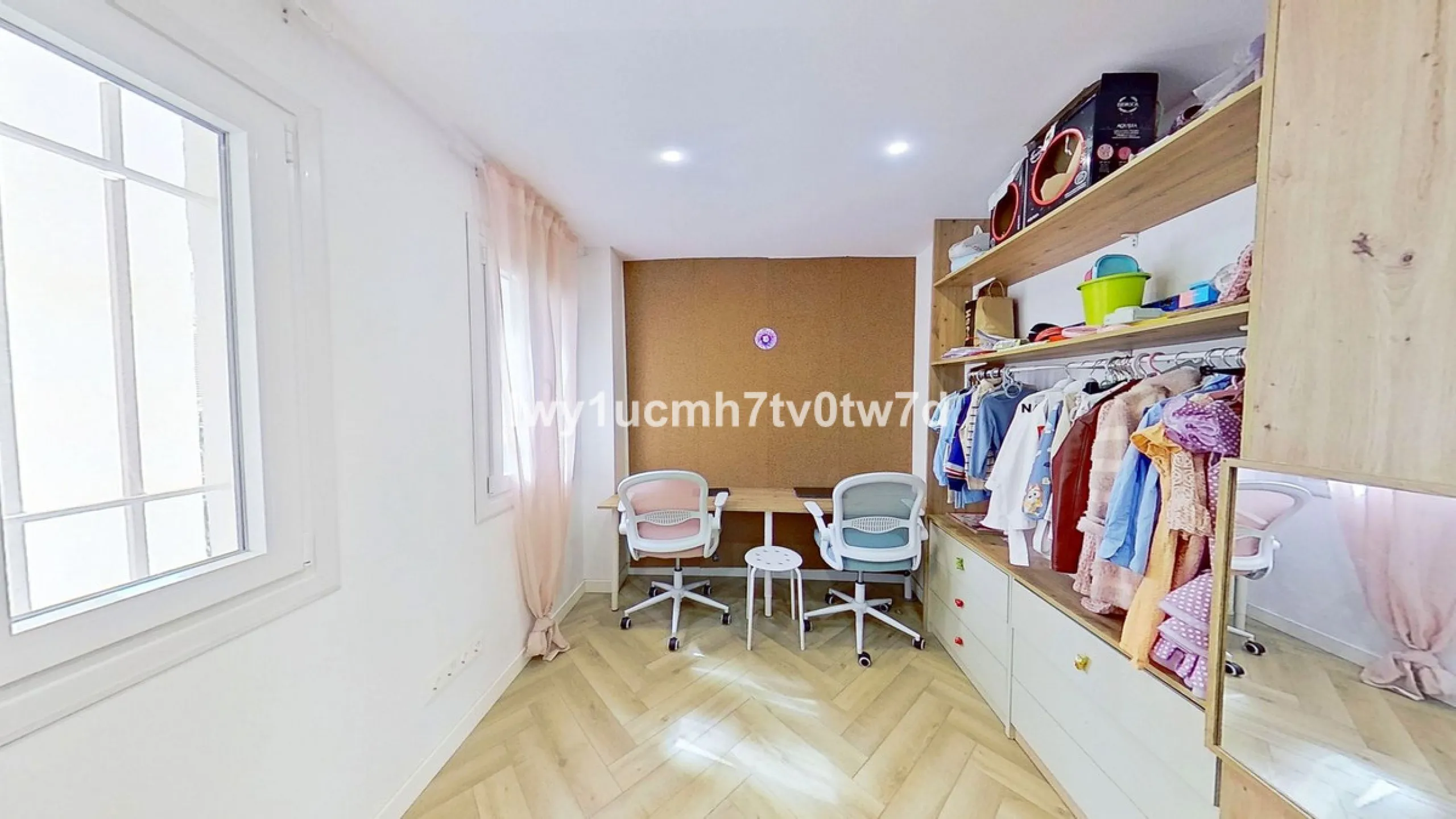 We are pleased to present this EXCLUSIVE 72 m² flat, renovated for maximum comfort in one of the most sought-after areas of Malaga, where there are 300 days of sunshine a year and a mild climate all year round. Discover your new home in the heart of Malag