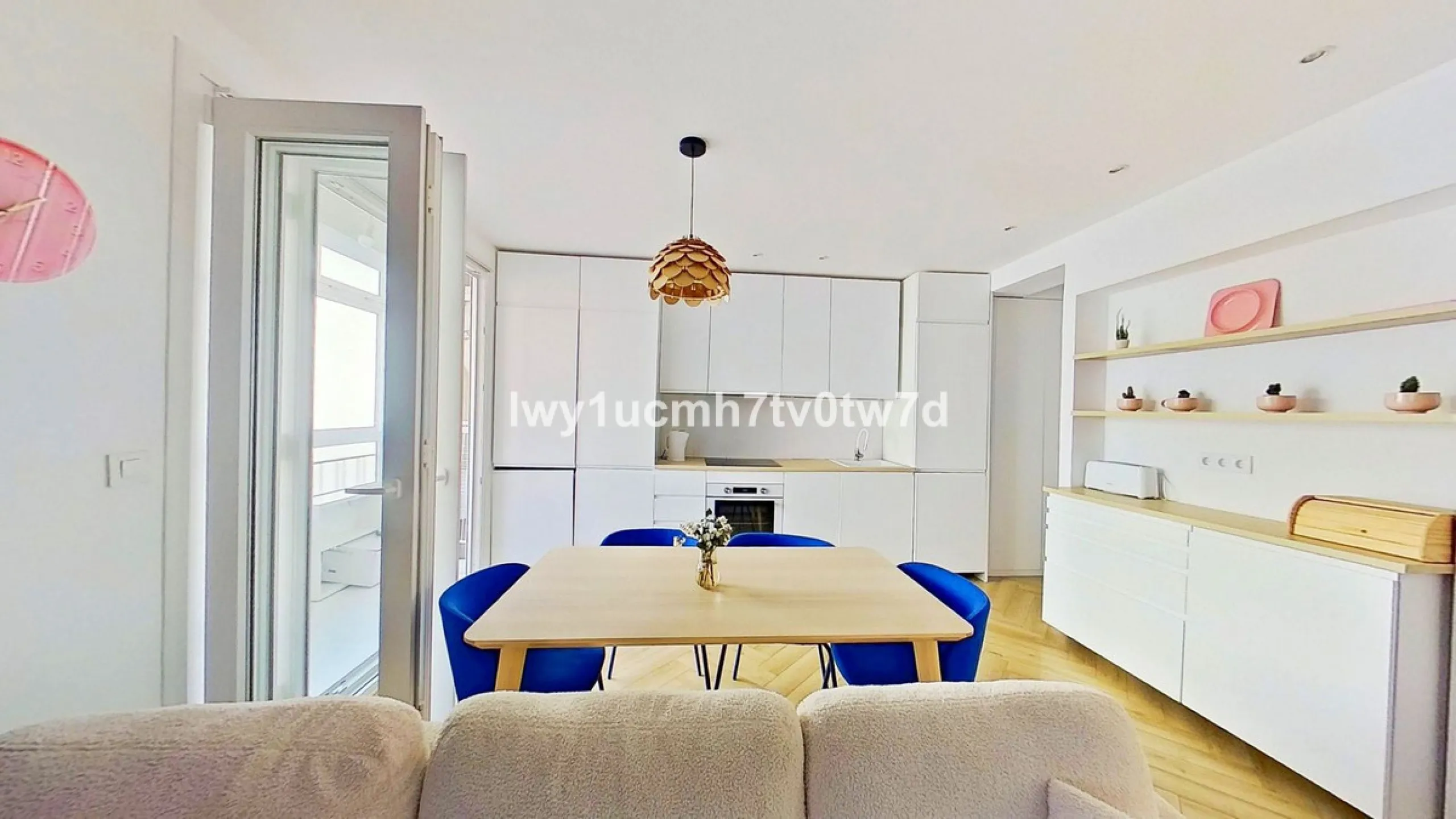 We are pleased to present this EXCLUSIVE 72 m² flat, renovated for maximum comfort in one of the most sought-after areas of Malaga, where there are 300 days of sunshine a year and a mild climate all year round. Discover your new home in the heart of Malag