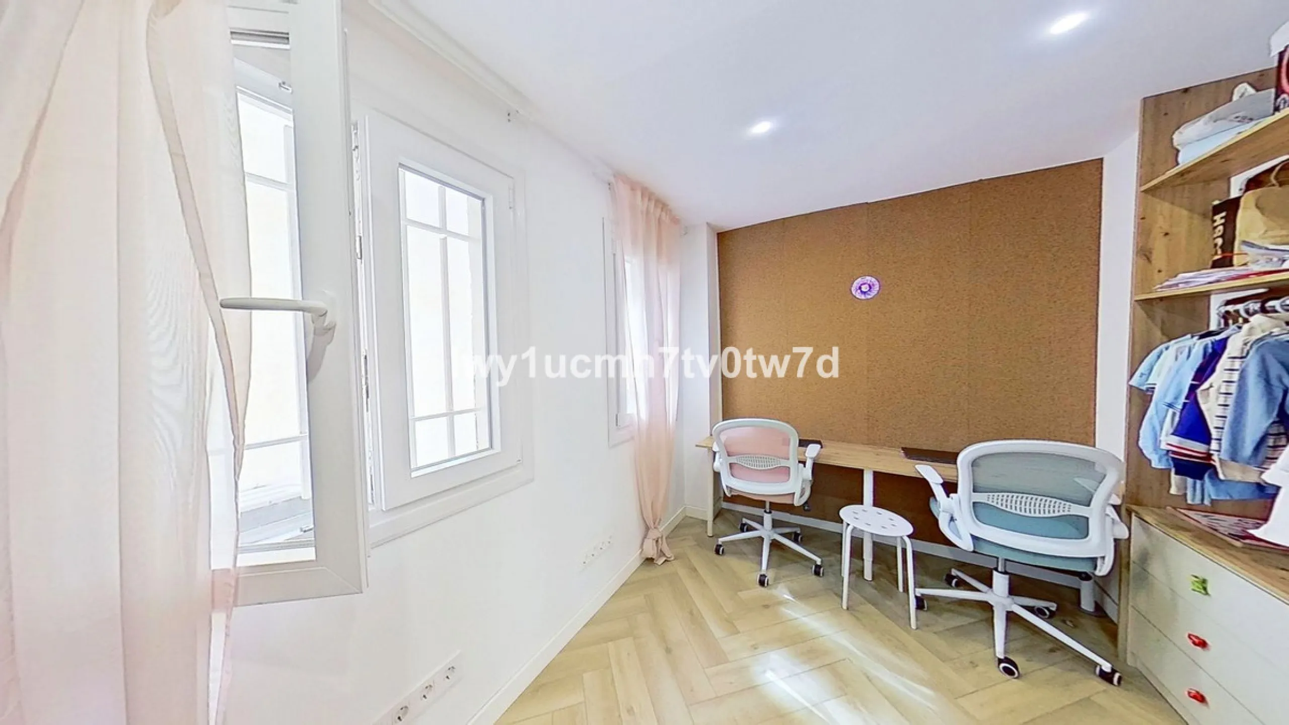 We are pleased to present this EXCLUSIVE 72 m² flat, renovated for maximum comfort in one of the most sought-after areas of Malaga, where there are 300 days of sunshine a year and a mild climate all year round. Discover your new home in the heart of Malag