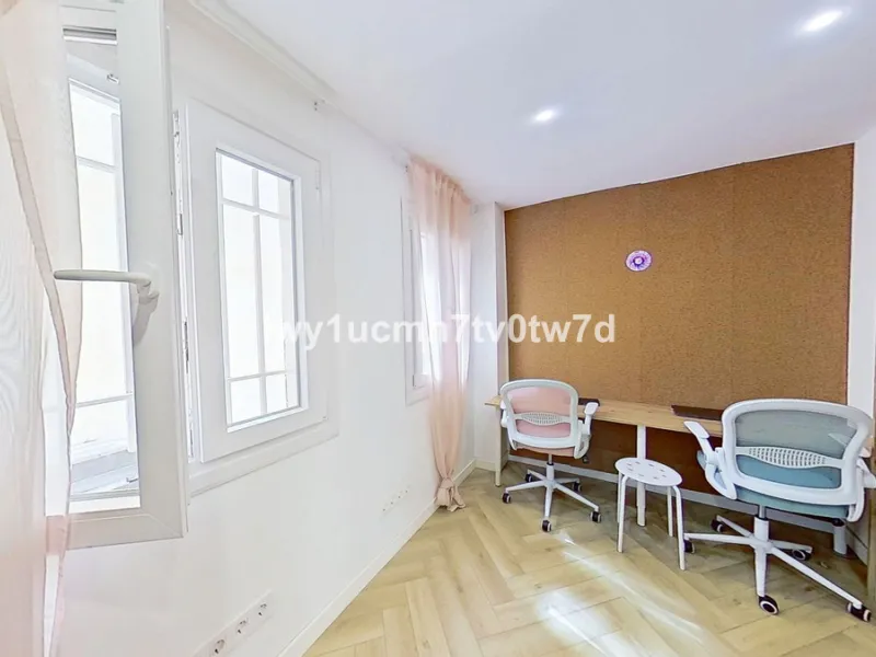 We are pleased to present this EXCLUSIVE 72 m² flat, renovated for maximum comfort in one of the most sought-after areas of Malaga, where there are 300 days of sunshine a year and a mild climate all year round. Discover your new home in the heart of Malag