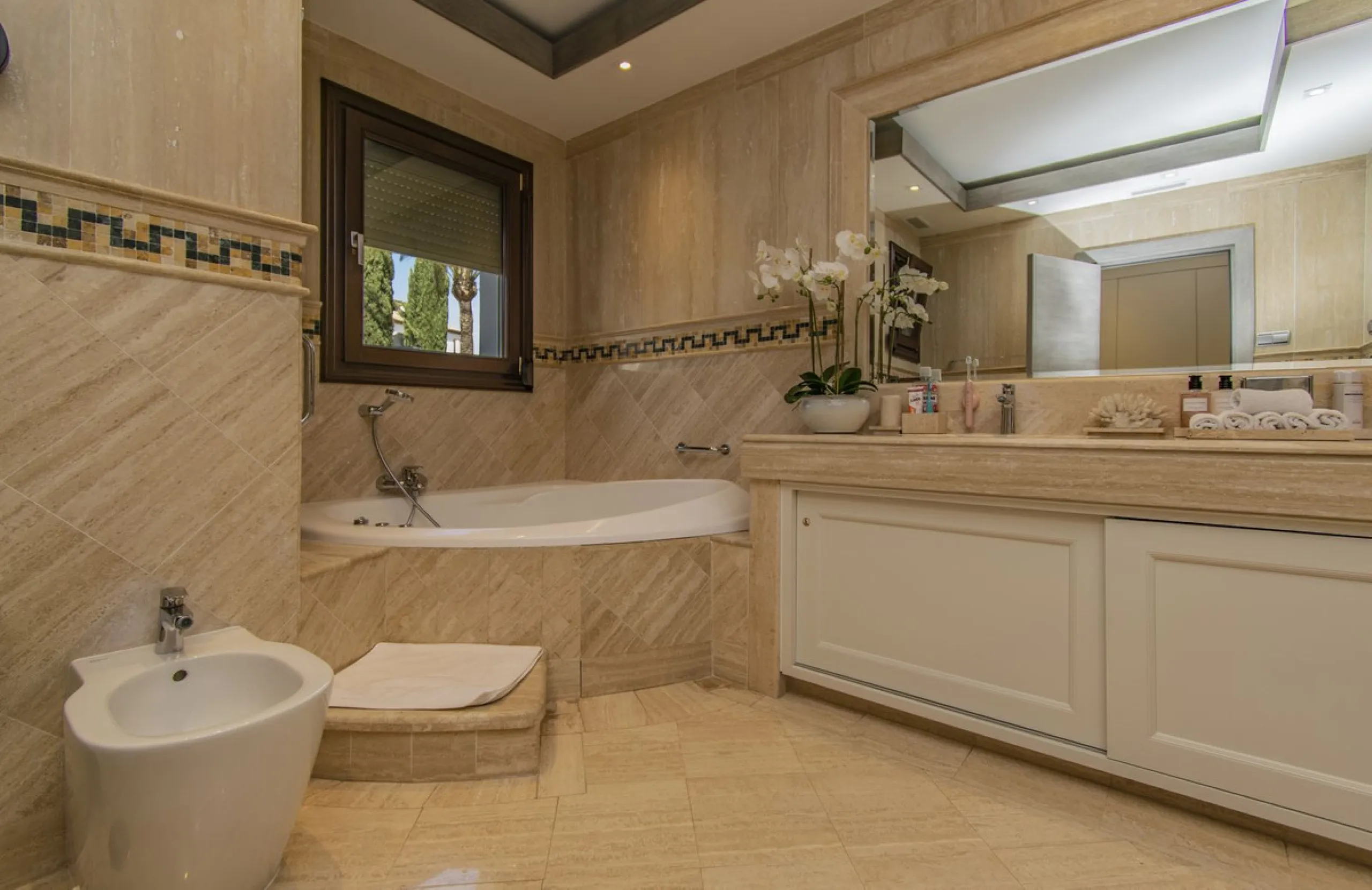 GREAT LUXURY PROPERTY IN MARBELLA WITH SEA VIEWS