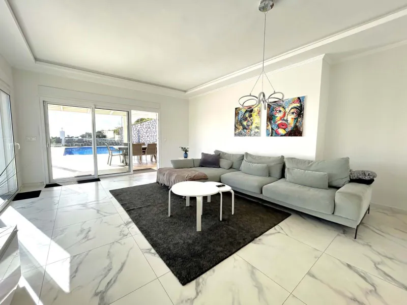 Located in the beautiful area of El Faro, Mijas, this stunning villa offers the perfect blend of luxury and convenience. Just minutes from shops, restaurants, and the beach, the villa provides a peaceful yet accessible retreat. With breathtaking views of 