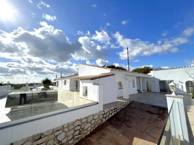 Located in the beautiful area of El Faro, Mijas, this stunning villa offers the perfect blend of luxury and convenience. Just minutes from shops, restaurants, and the beach, the villa provides a peaceful yet accessible retreat. With breathtaking views of 