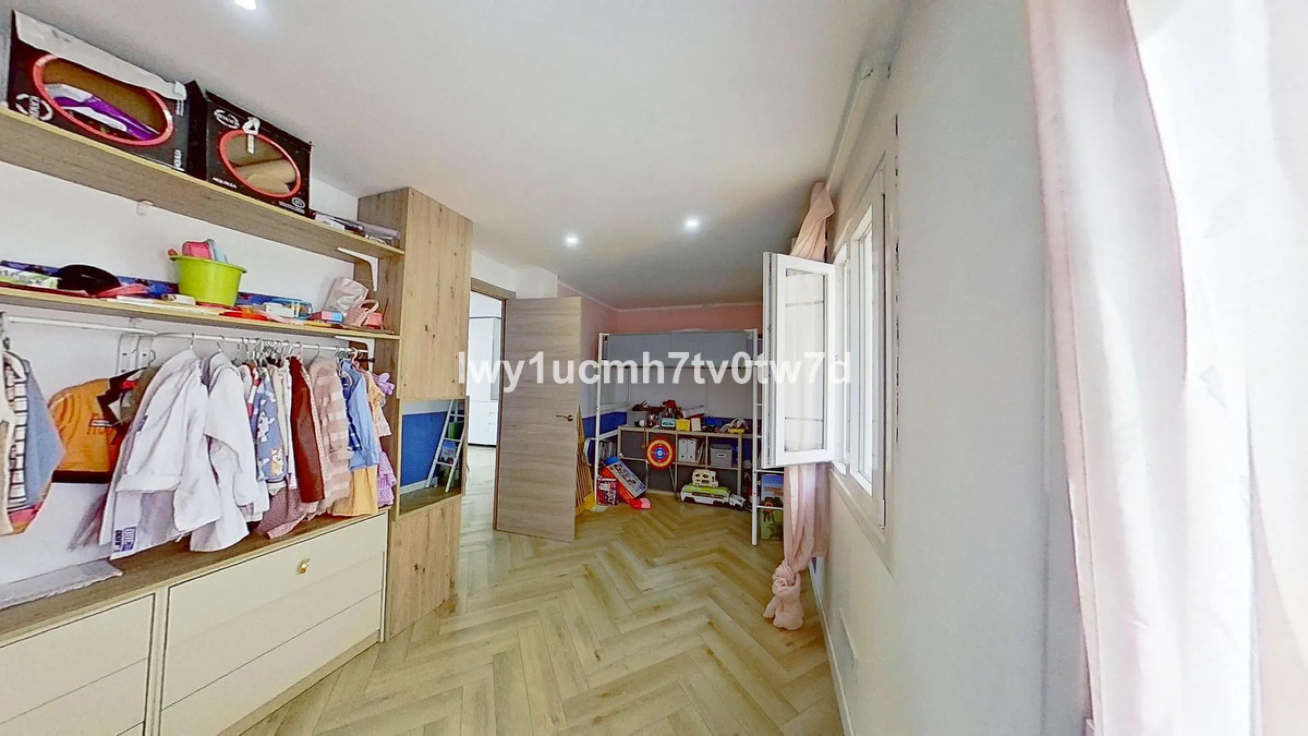 We are pleased to present this EXCLUSIVE 72 m² flat, renovated for maximum comfort in one of the most sought-after areas of Malaga, where there are 300 days of sunshine a year and a mild climate all year round. Discover your new home in the heart of Malag