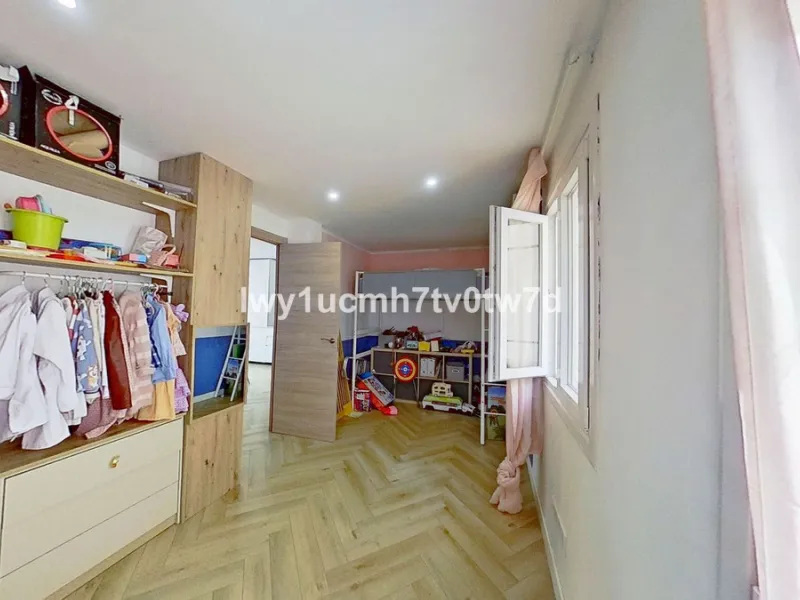 We are pleased to present this EXCLUSIVE 72 m² flat, renovated for maximum comfort in one of the most sought-after areas of Malaga, where there are 300 days of sunshine a year and a mild climate all year round. Discover your new home in the heart of Malag