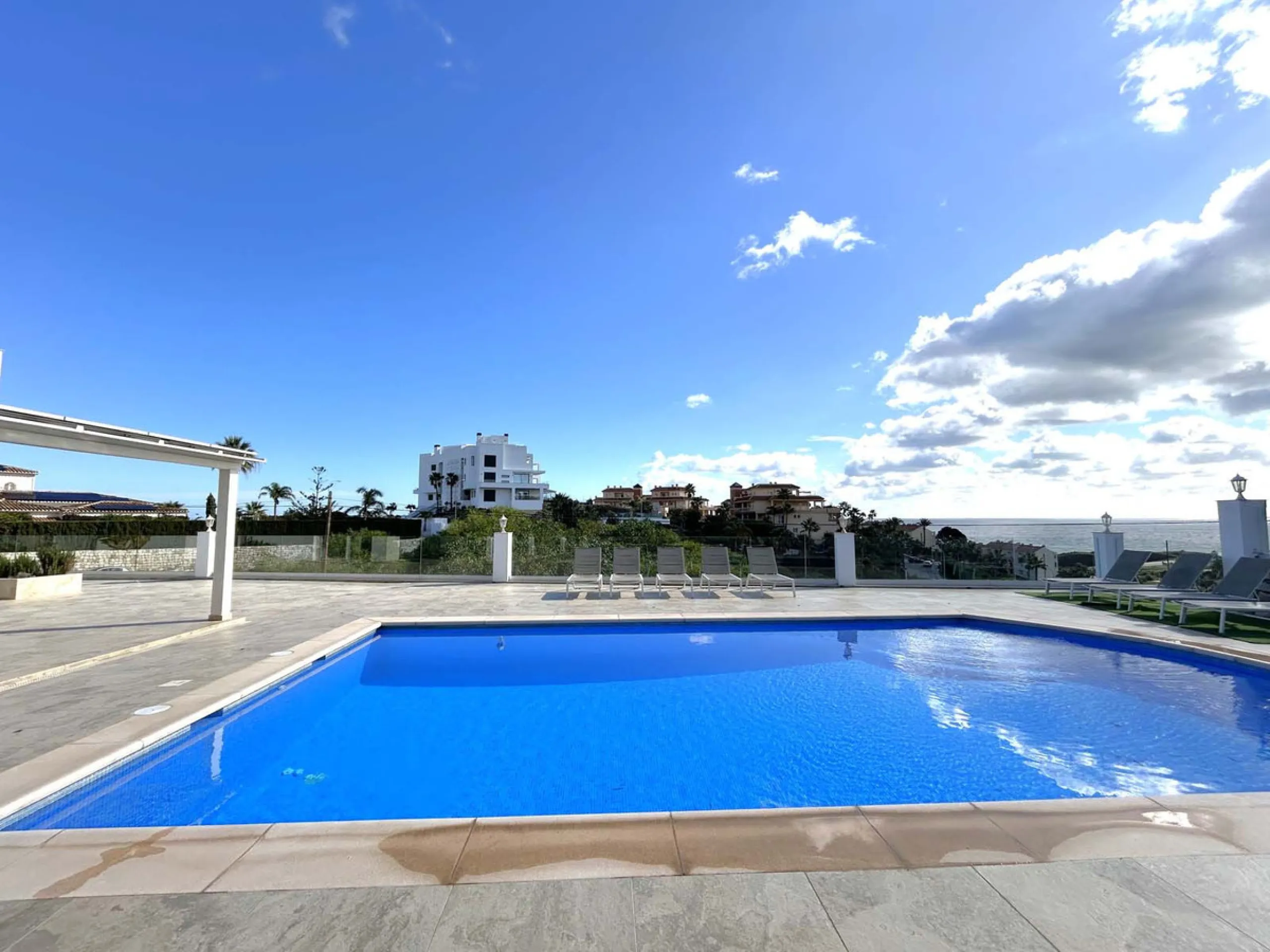 Located in the beautiful area of El Faro, Mijas, this stunning villa offers the perfect blend of luxury and convenience. Just minutes from shops, restaurants, and the beach, the villa provides a peaceful yet accessible retreat. With breathtaking views of 