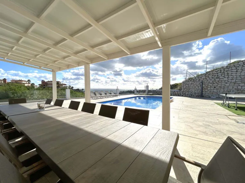 Located in the beautiful area of El Faro, Mijas, this stunning villa offers the perfect blend of luxury and convenience. Just minutes from shops, restaurants, and the beach, the villa provides a peaceful yet accessible retreat. With breathtaking views of 