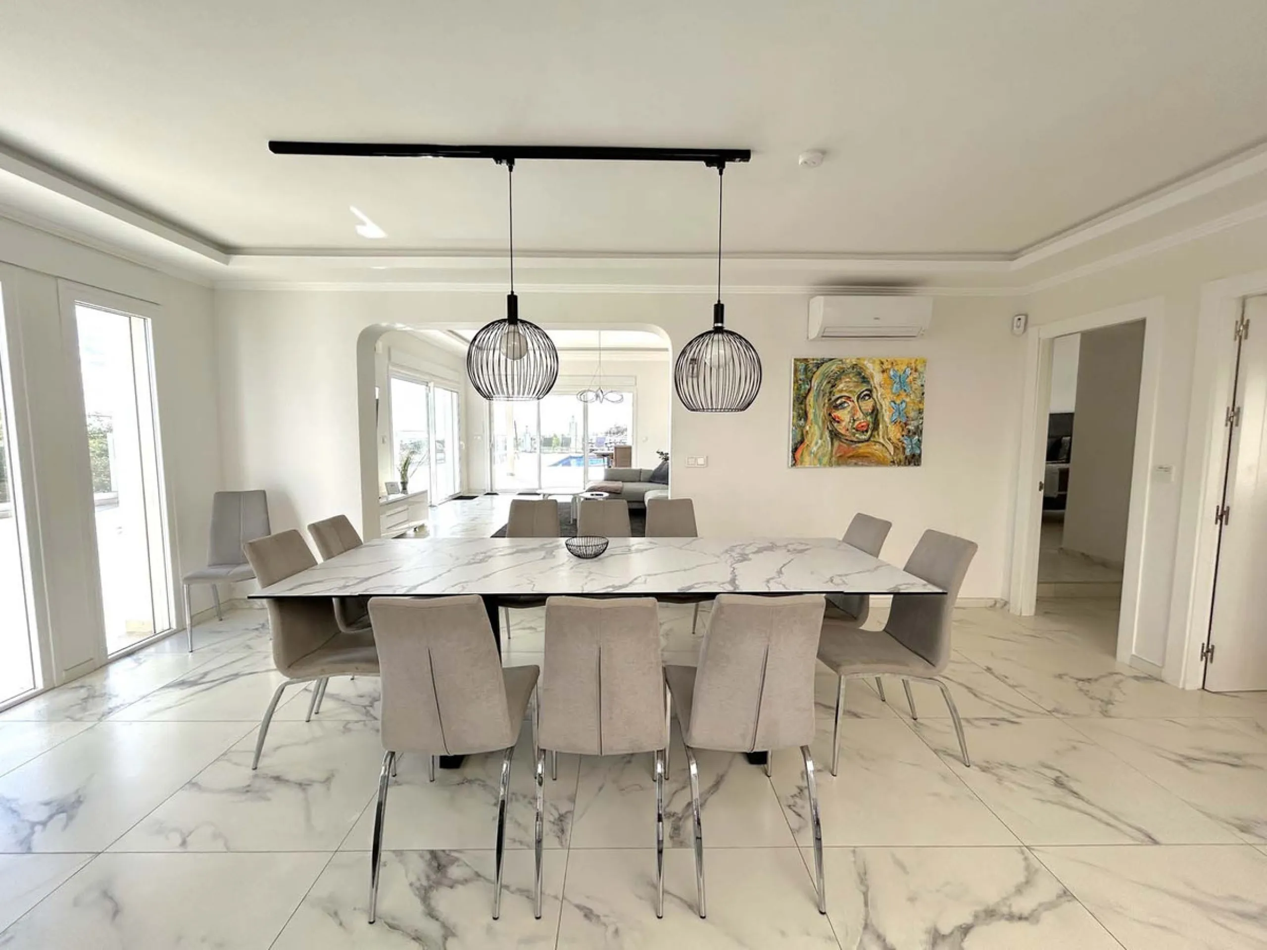 Located in the beautiful area of El Faro, Mijas, this stunning villa offers the perfect blend of luxury and convenience. Just minutes from shops, restaurants, and the beach, the villa provides a peaceful yet accessible retreat. With breathtaking views of 