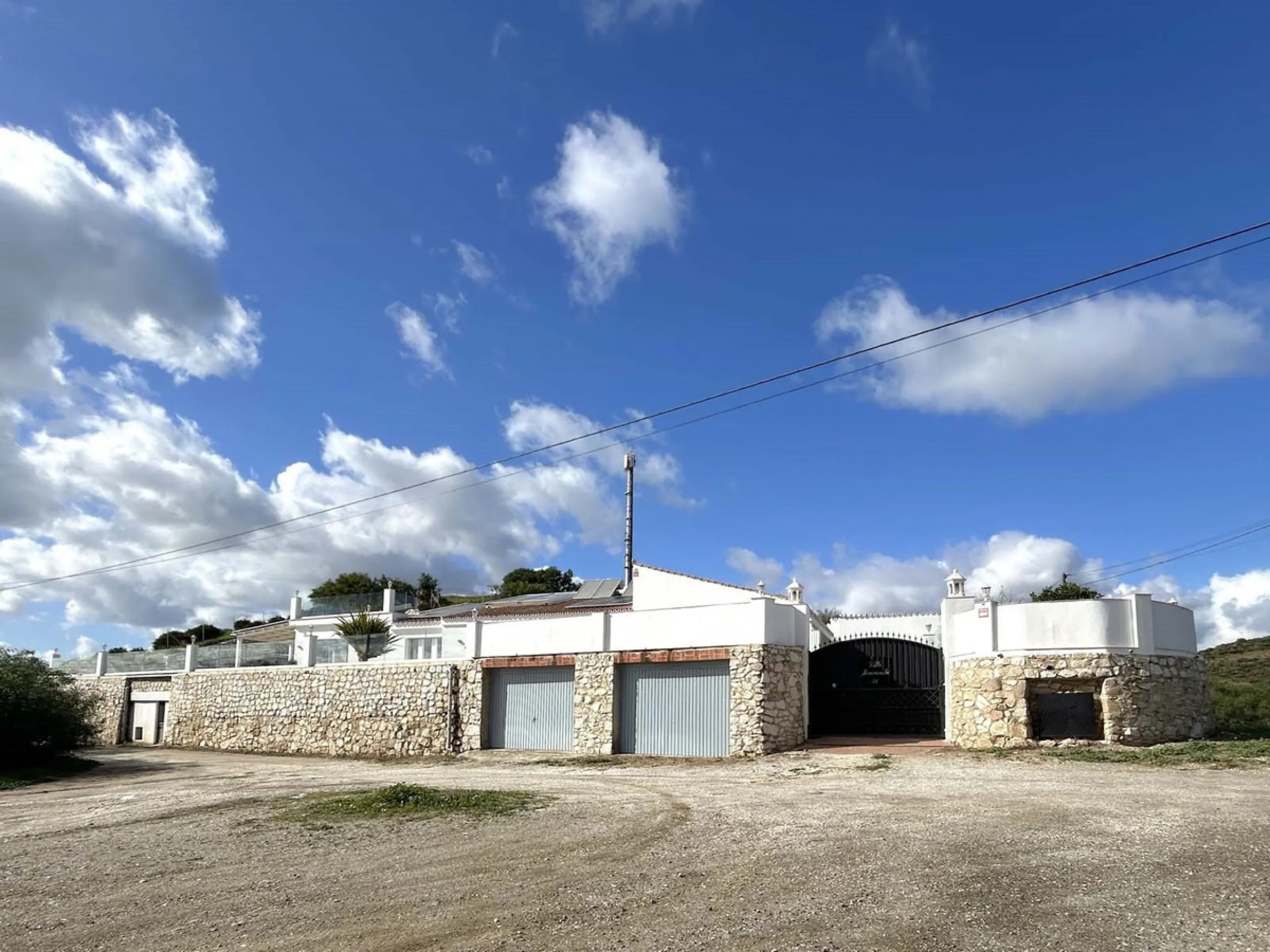 Located in the beautiful area of El Faro, Mijas, this stunning villa offers the perfect blend of luxury and convenience. Just minutes from shops, restaurants, and the beach, the villa provides a peaceful yet accessible retreat. With breathtaking views of 