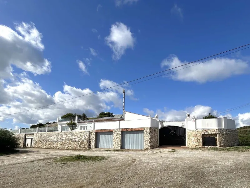 Located in the beautiful area of El Faro, Mijas, this stunning villa offers the perfect blend of luxury and convenience. Just minutes from shops, restaurants, and the beach, the villa provides a peaceful yet accessible retreat. With breathtaking views of 