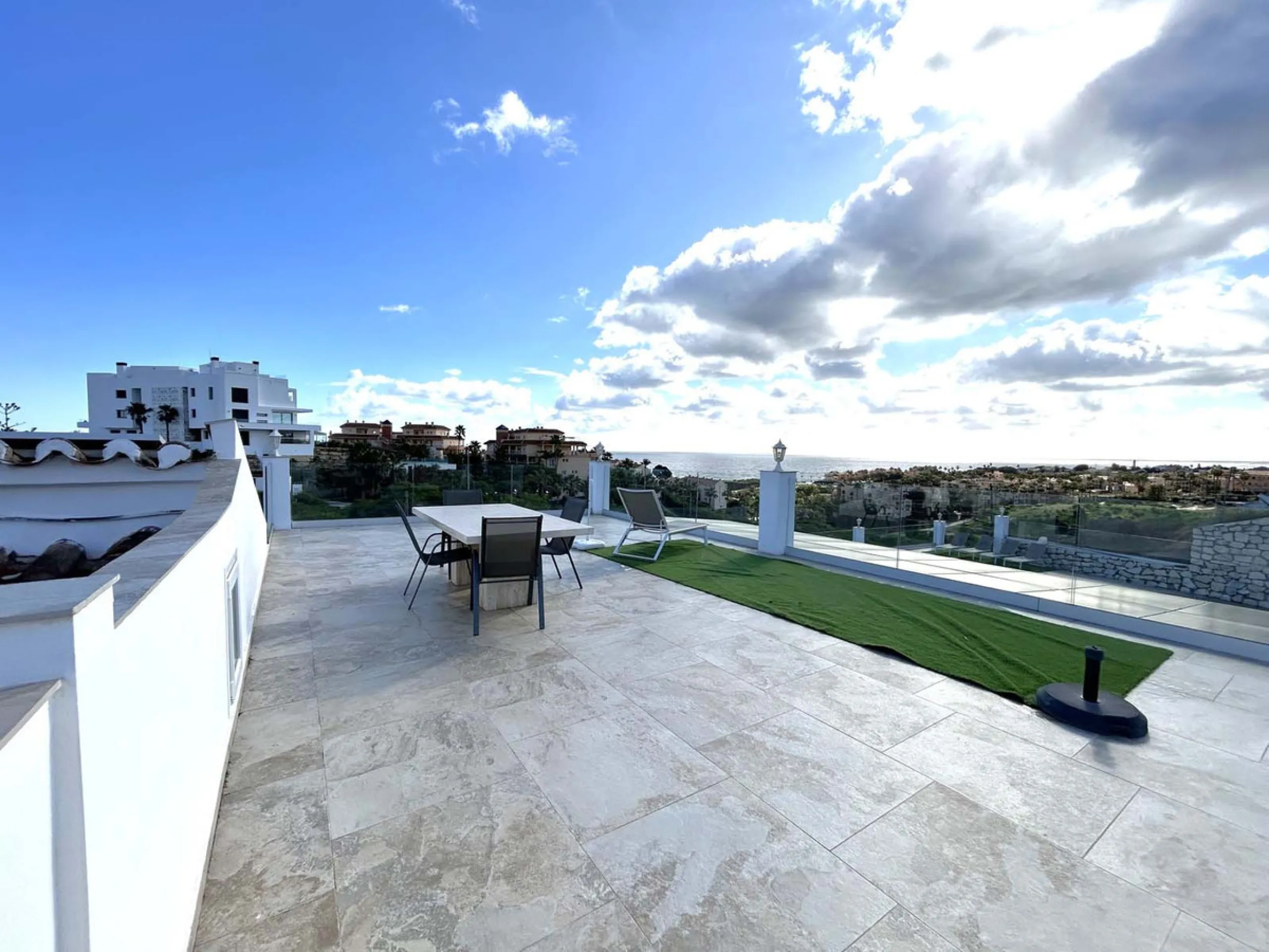 Located in the beautiful area of El Faro, Mijas, this stunning villa offers the perfect blend of luxury and convenience. Just minutes from shops, restaurants, and the beach, the villa provides a peaceful yet accessible retreat. With breathtaking views of 